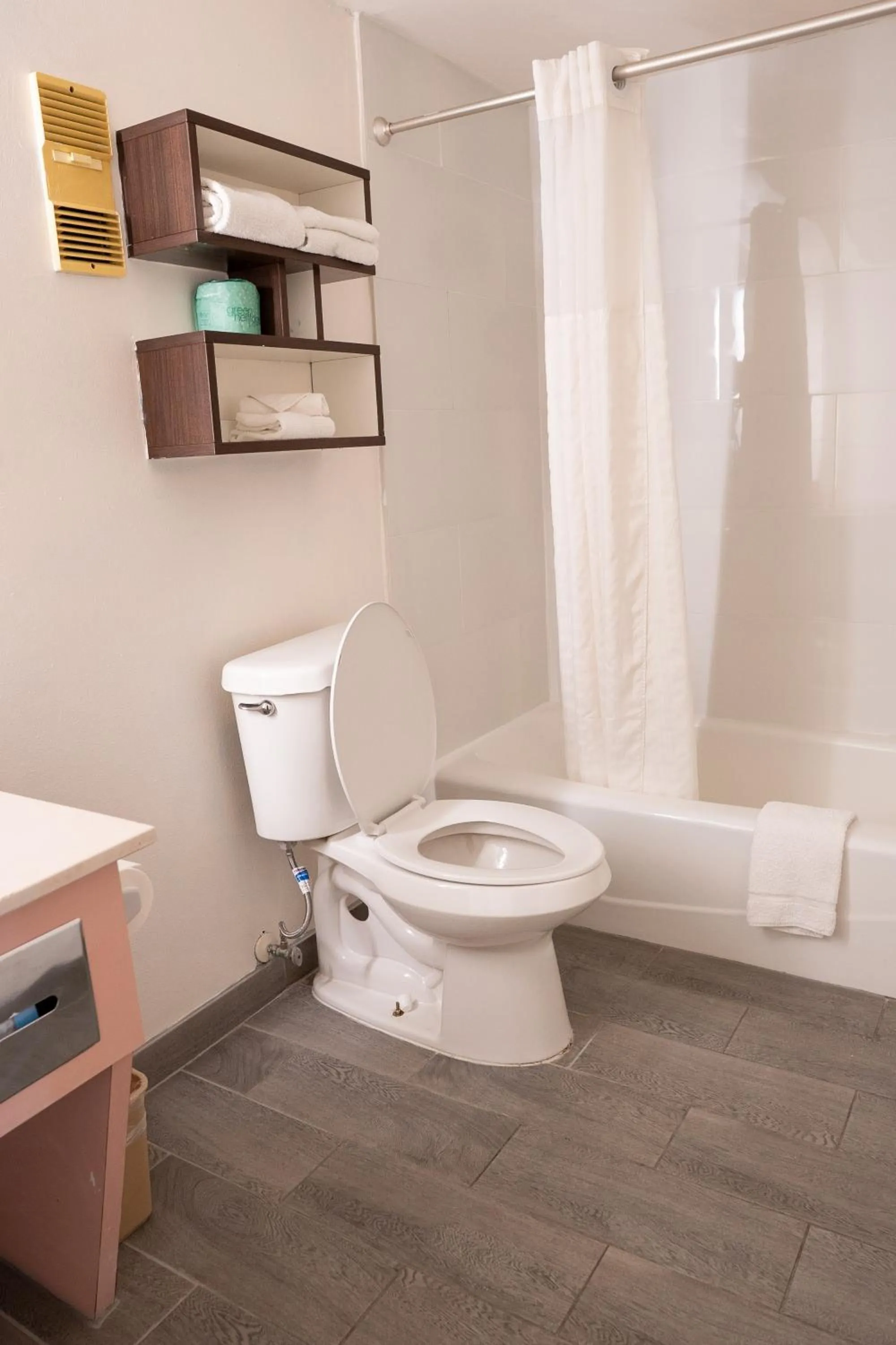 Bathroom in Howard Johnson by Wyndham Clearwater - Dunedin