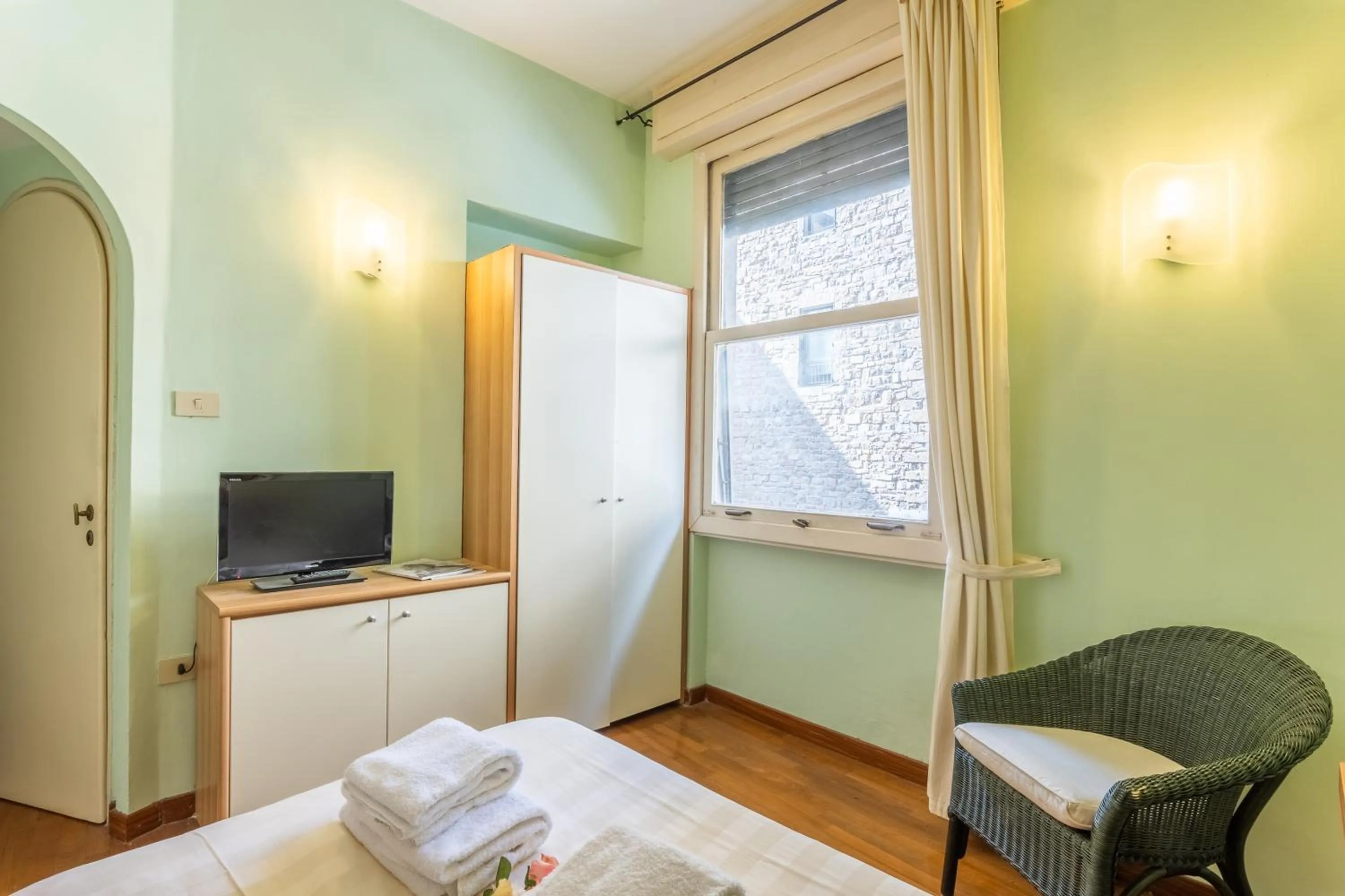 TV and multimedia, Bed in Tiny Ponte Vecchio by Mmega