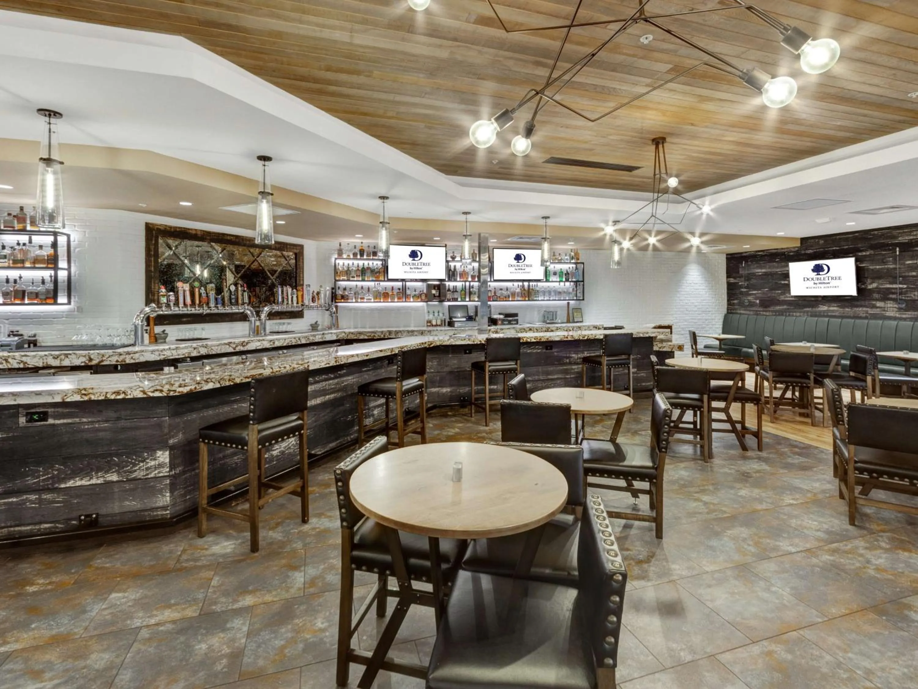Lounge or bar in DoubleTree by Hilton Wichita Airport