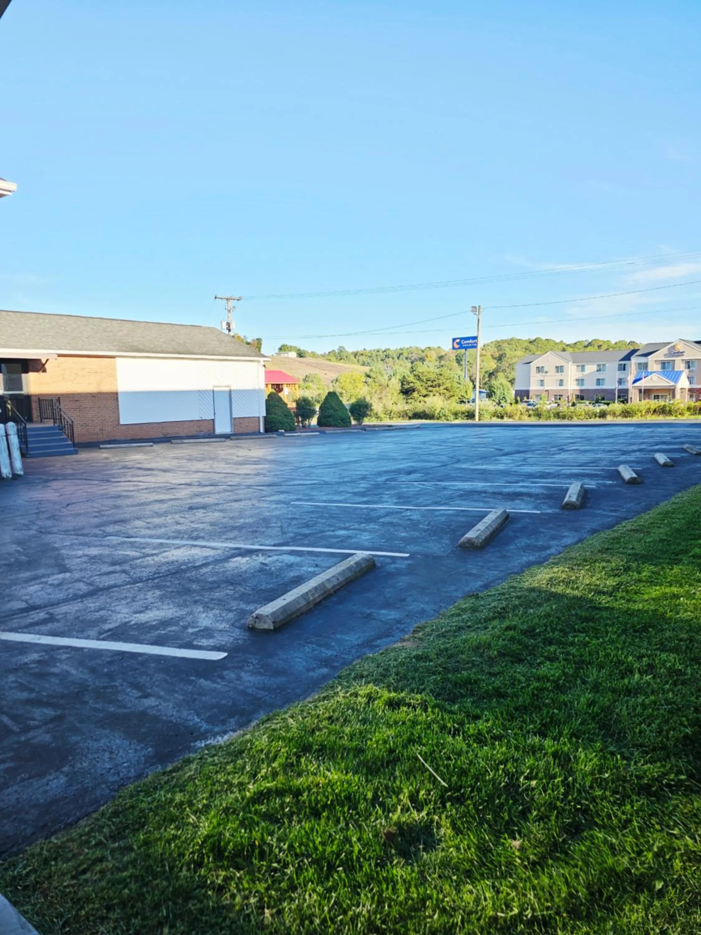 Parking in Super 8 by Wyndham Hillsville