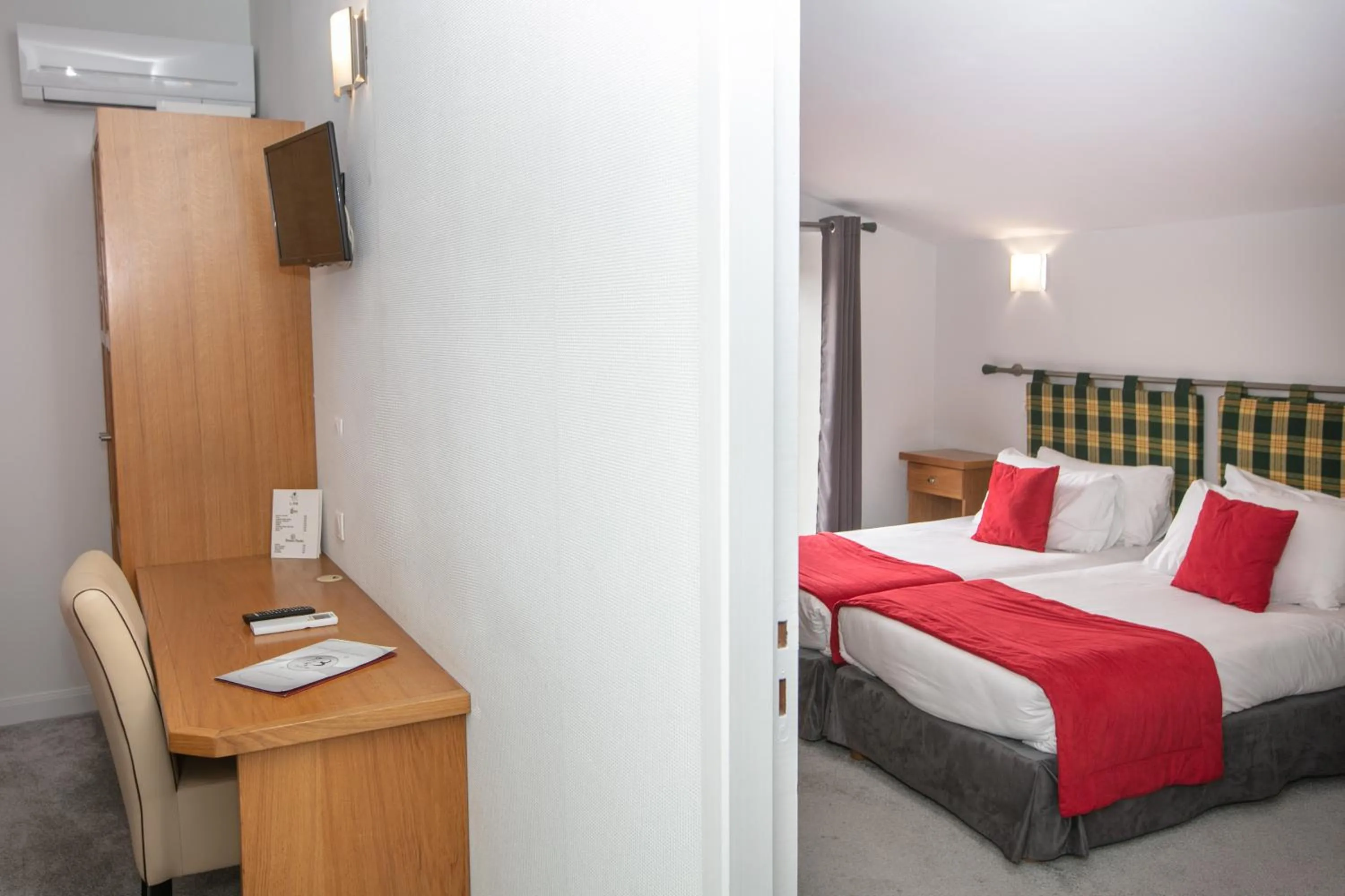 Bed in Hotel Restaurant Bonnet