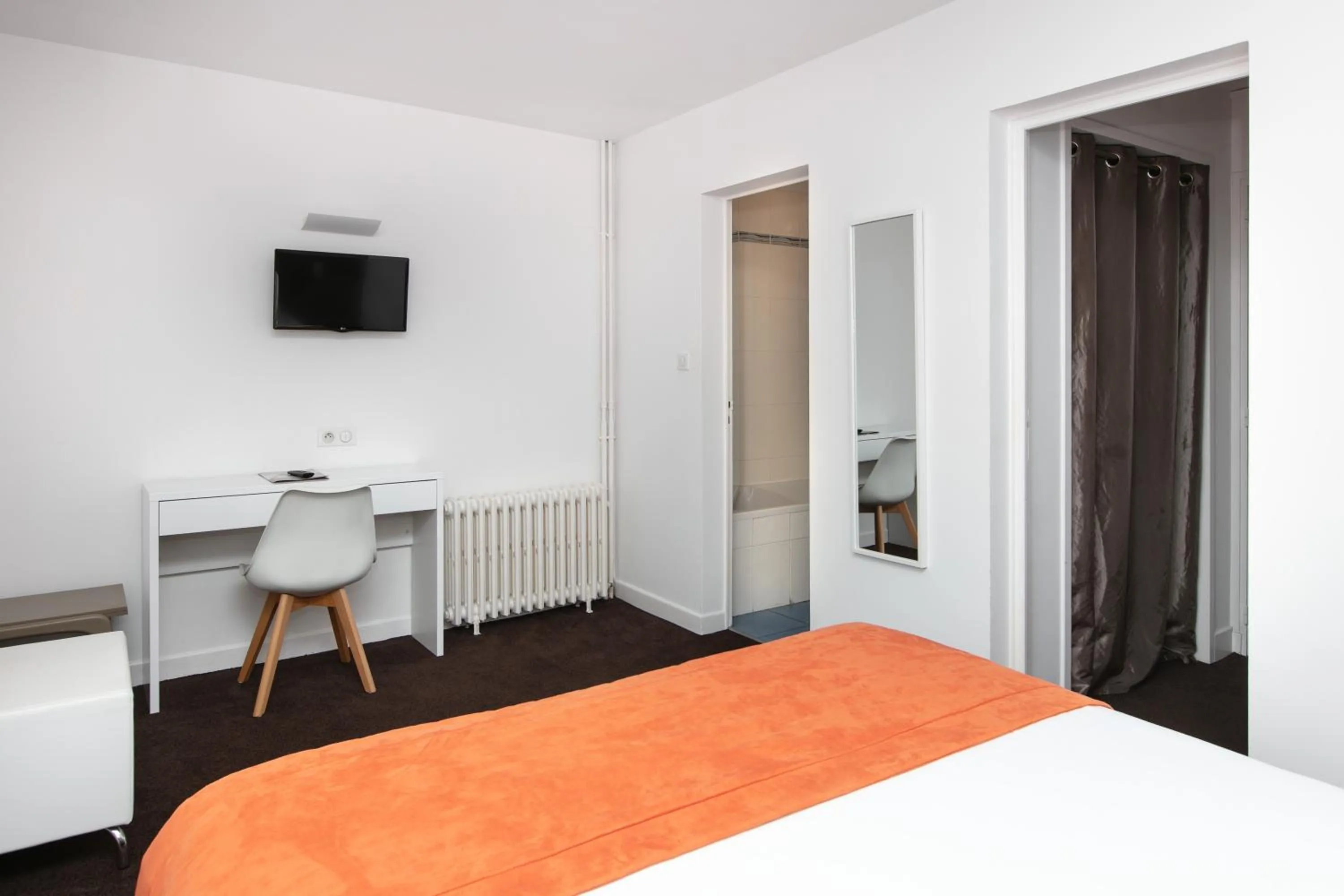 Bed in Hotel Restaurant Bonnet