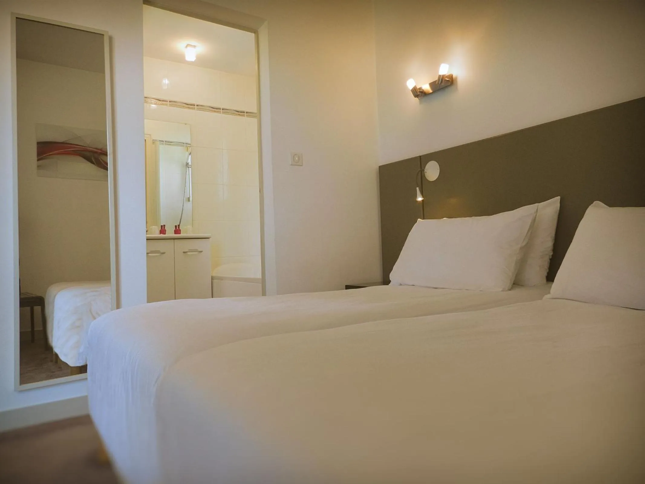 Bathroom, Bed in Hotel Restaurant Bonnet