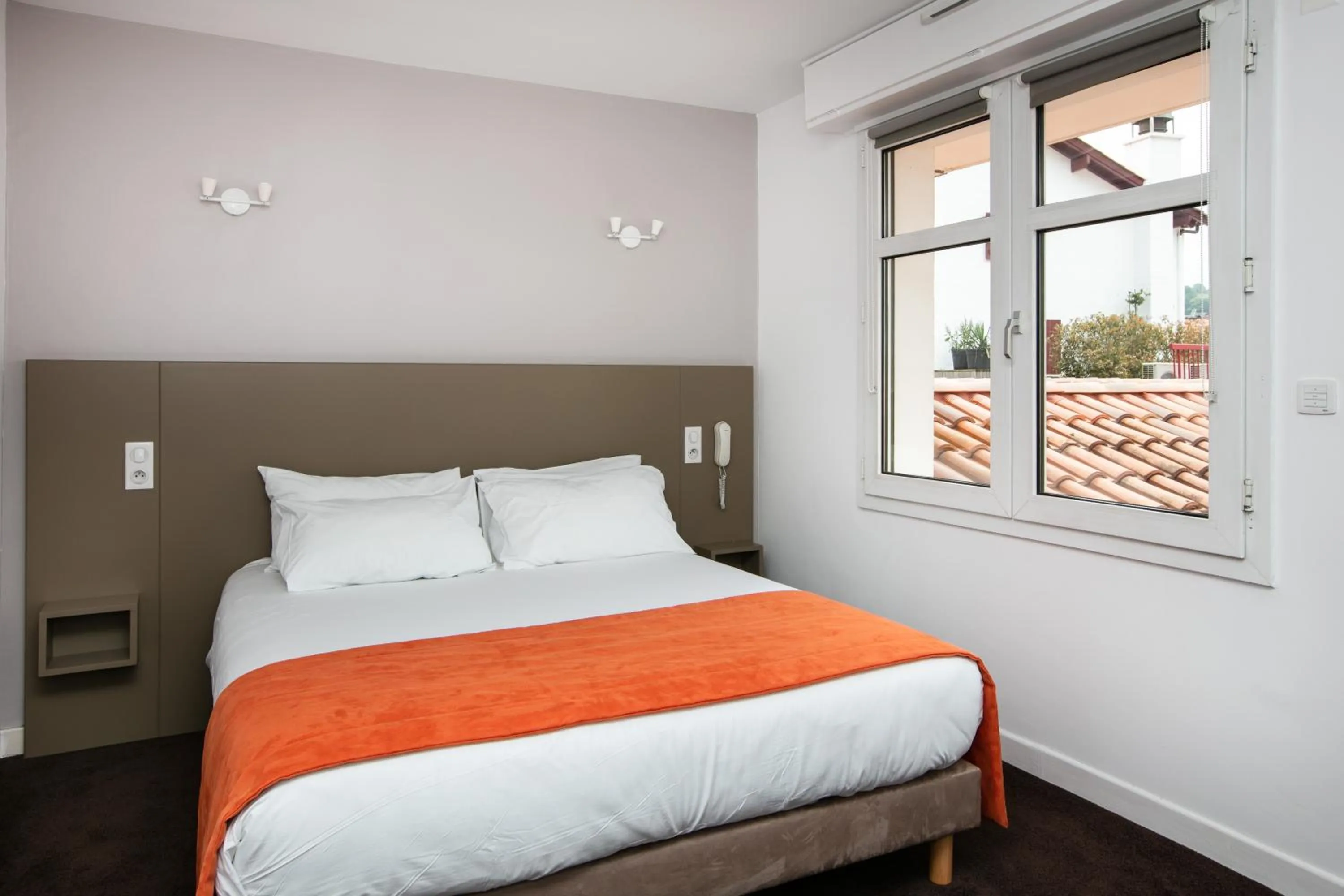 Bed in Hotel Restaurant Bonnet