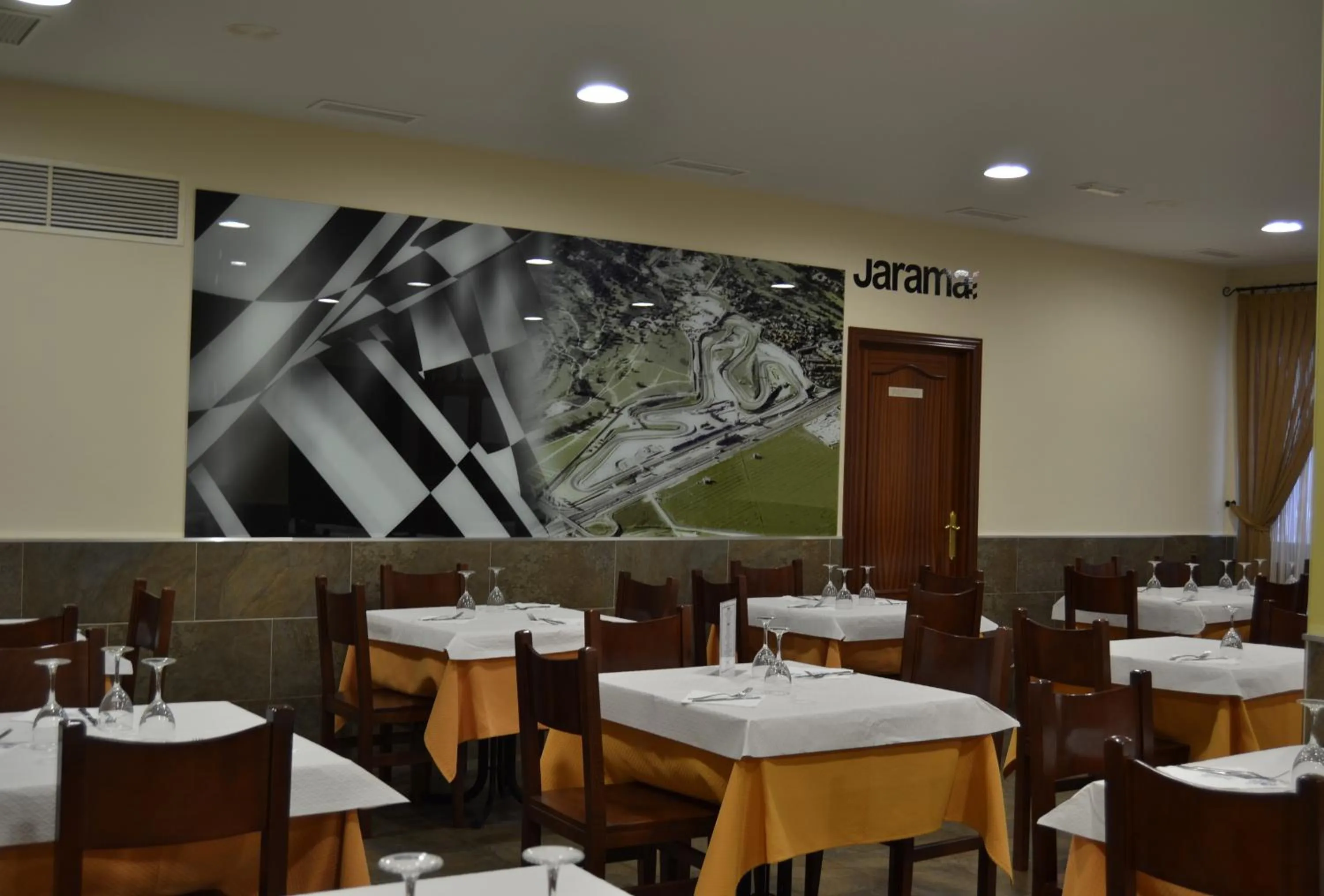 Restaurant/places to eat in Hotel Jarama