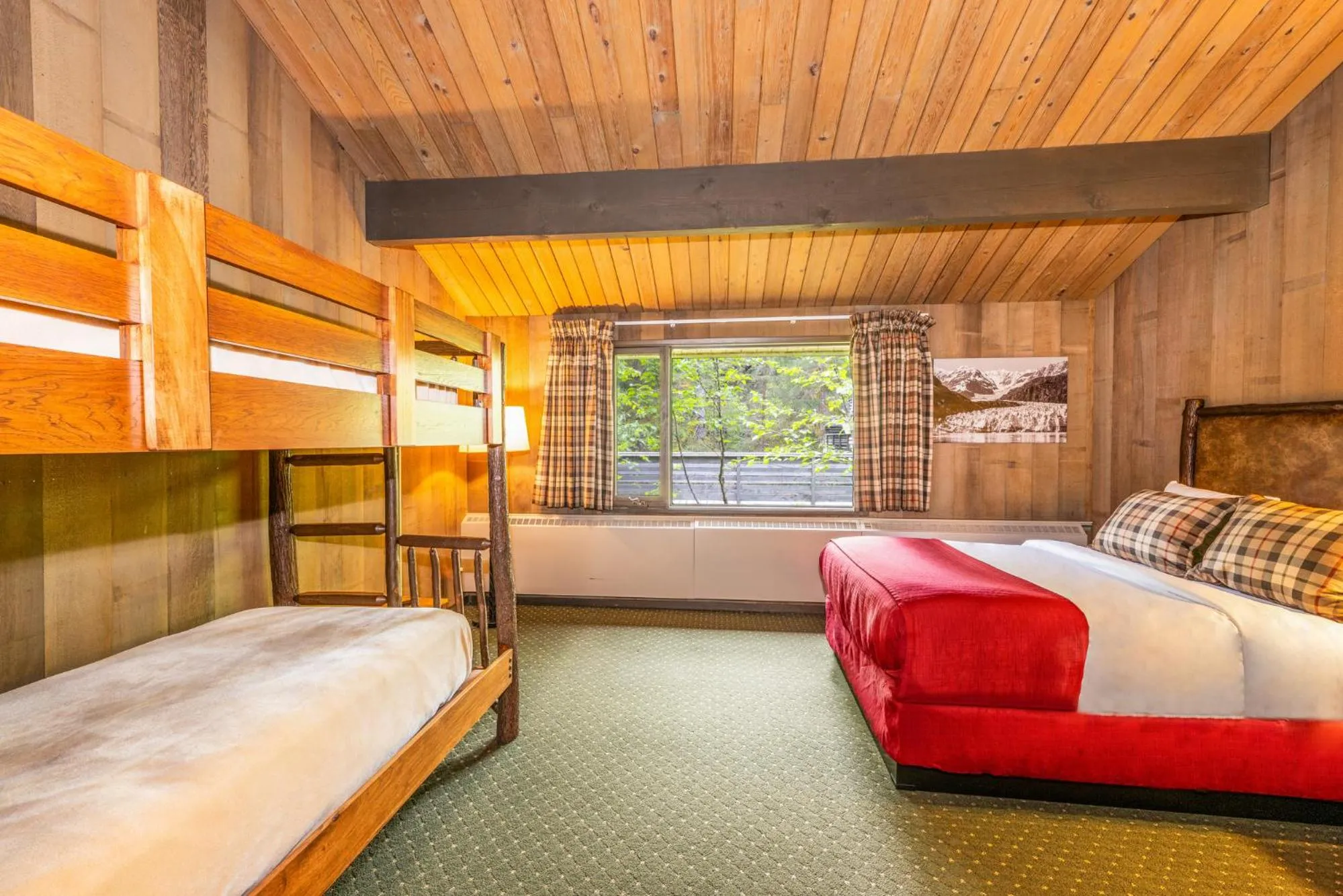 Bedroom, Bed in Glacier Bay Lodge