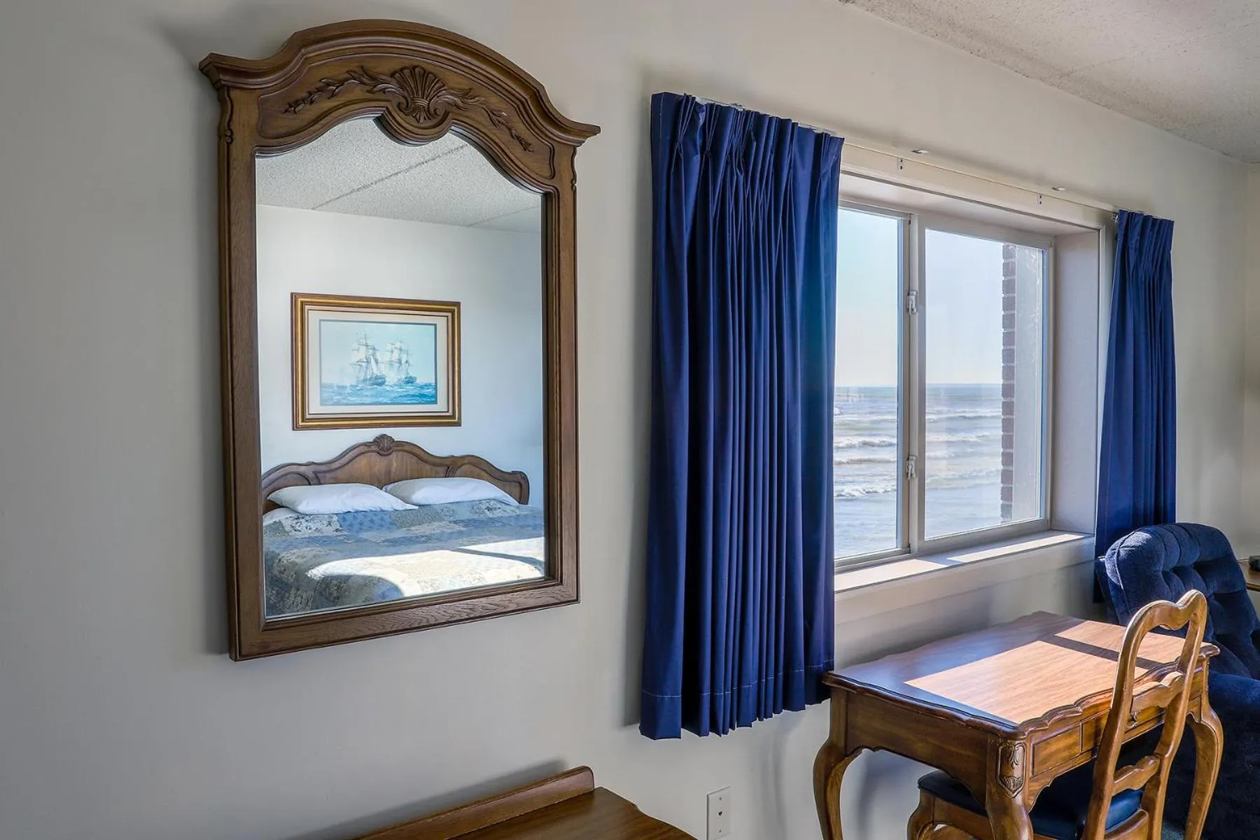 Lake view, Bed in Lighthouse Inn - Two Rivers