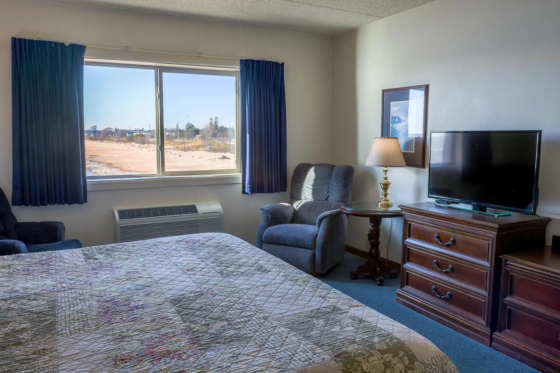 King Room with Lake View - single occupancy in Lighthouse Inn - Two Rivers King Room with Lake View - single occupancy in Lighthouse Inn - Two Rivers