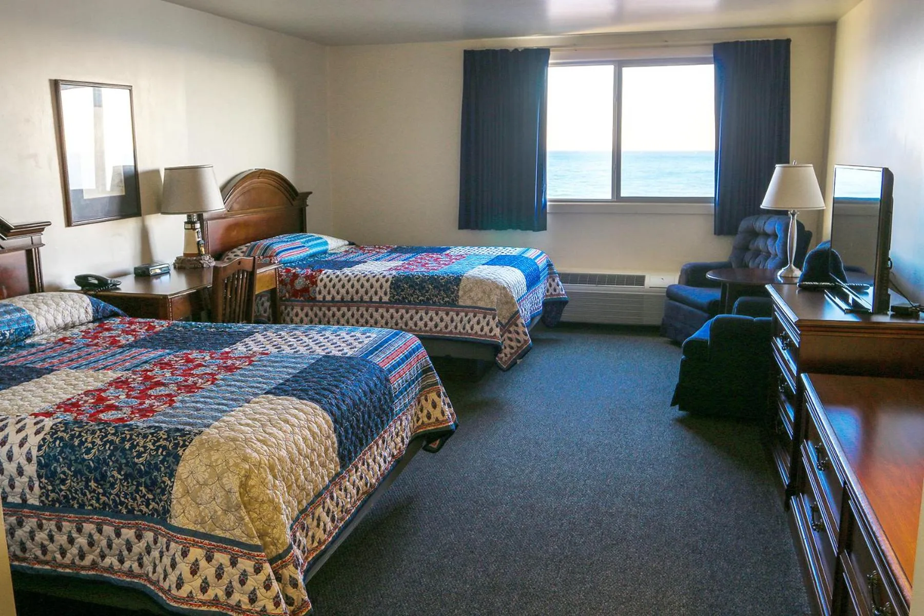 Lake view, Bed in Lighthouse Inn - Two Rivers