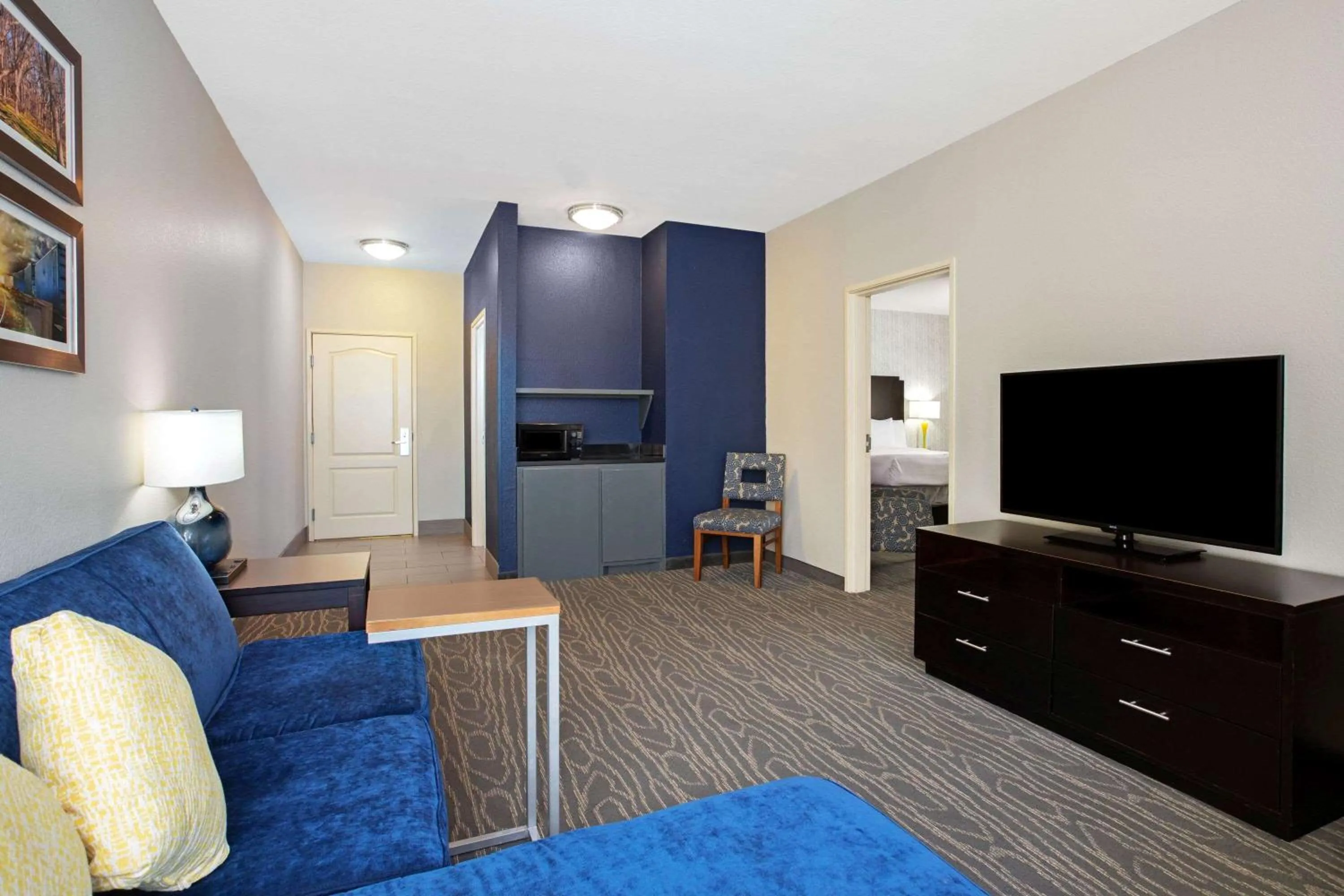 Photo of the whole room in La Quinta by Wyndham Palestine