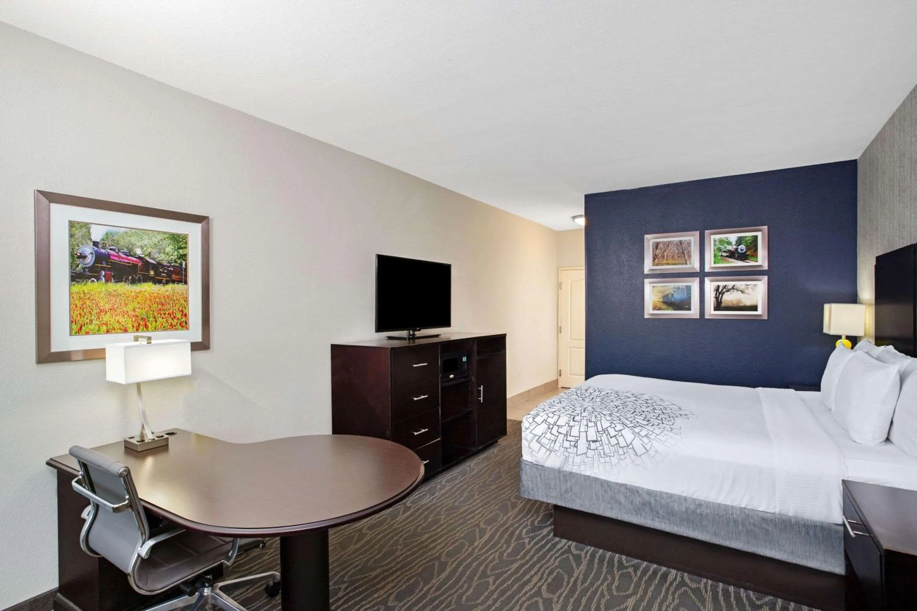 Photo of the whole room, Bed in La Quinta by Wyndham Palestine