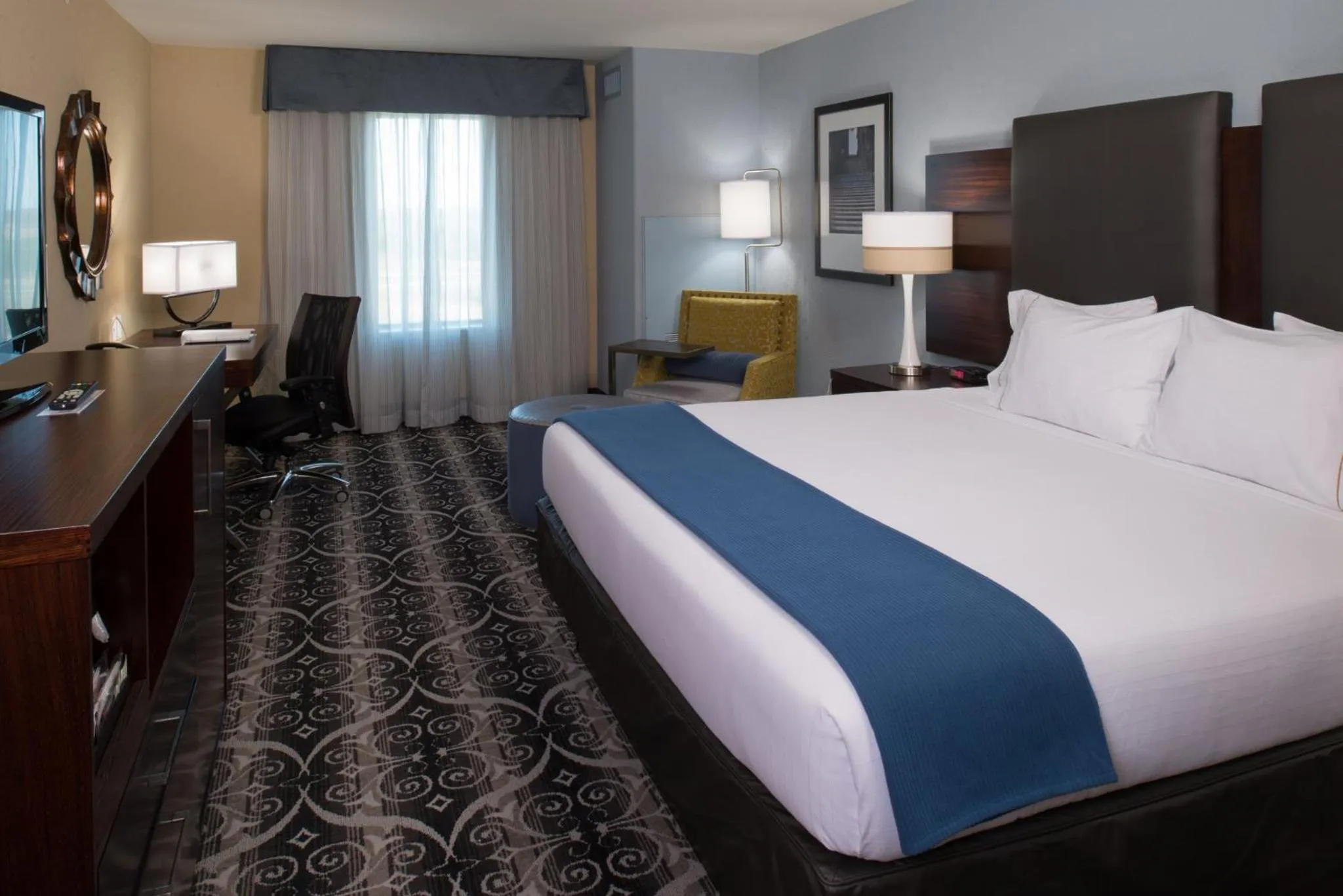 Photo of the whole room, Bed in Holiday Inn Express & Suites Kansas City Airport by IHG