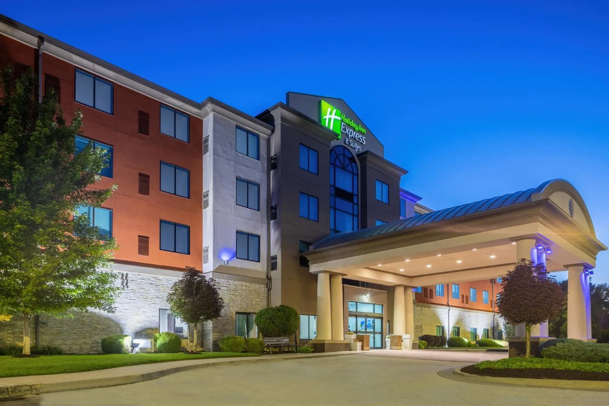 Property building in Holiday Inn Express & Suites Kansas City Airport by IHG