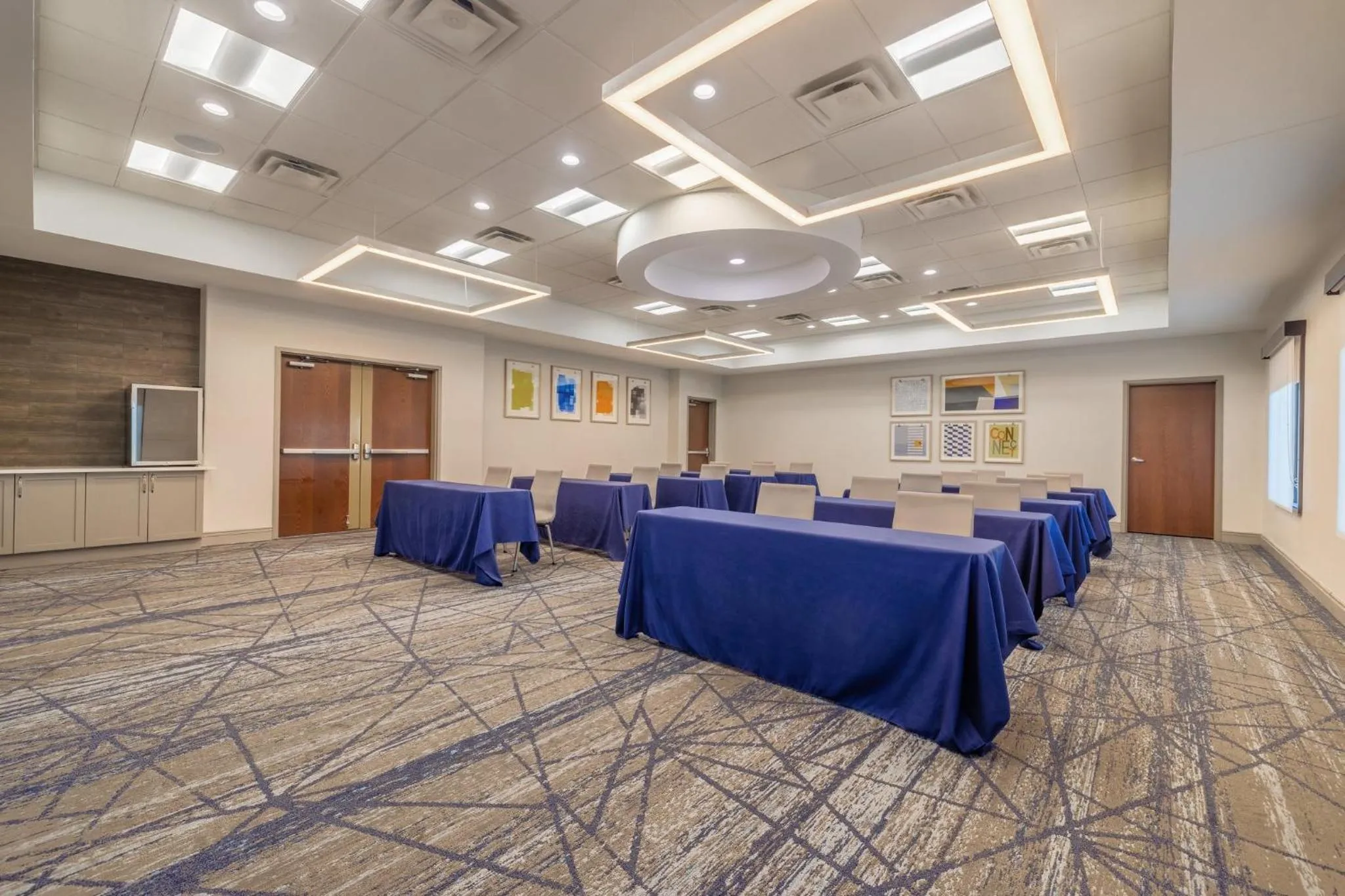 Meeting/conference room in Holiday Inn Express & Suites Kansas City Airport by IHG