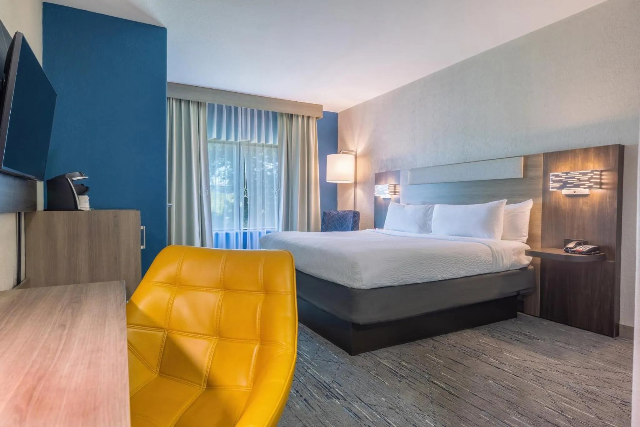 Photo of the whole room, Bed in Holiday Inn Express & Suites Kansas City Airport by IHG