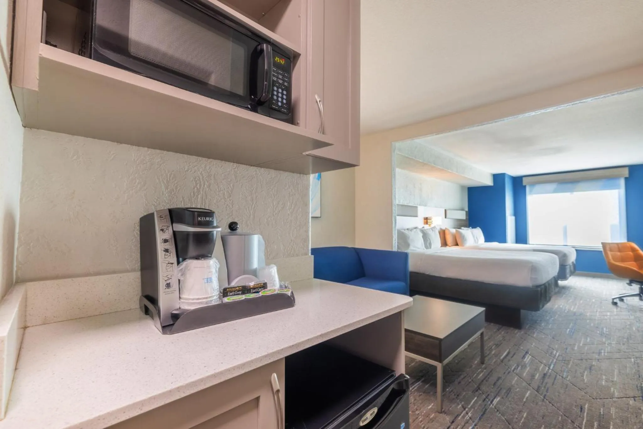 Photo of the whole room, Bed in Holiday Inn Express & Suites Kansas City Airport by IHG