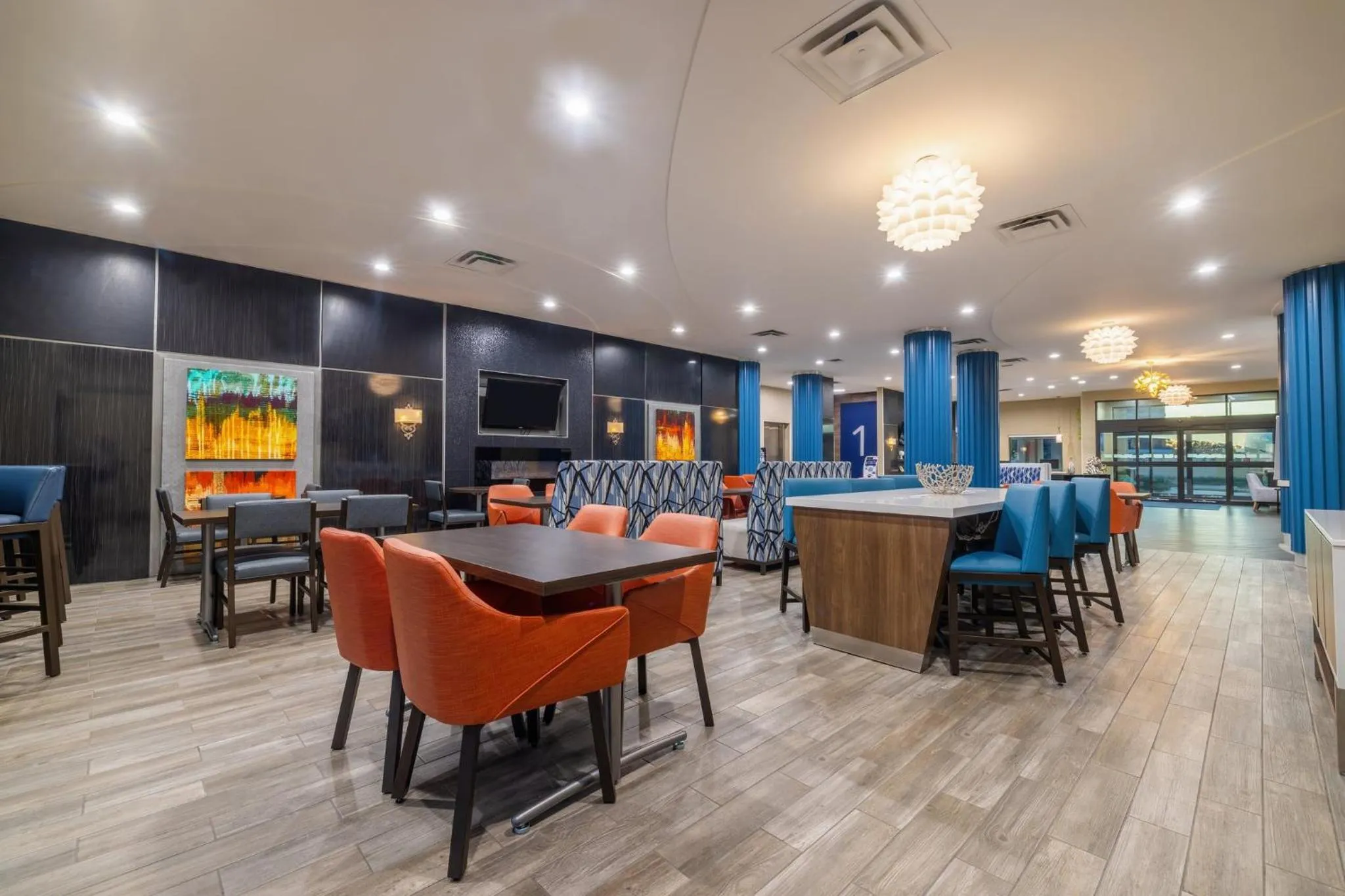 Breakfast in Holiday Inn Express & Suites Kansas City Airport by IHG