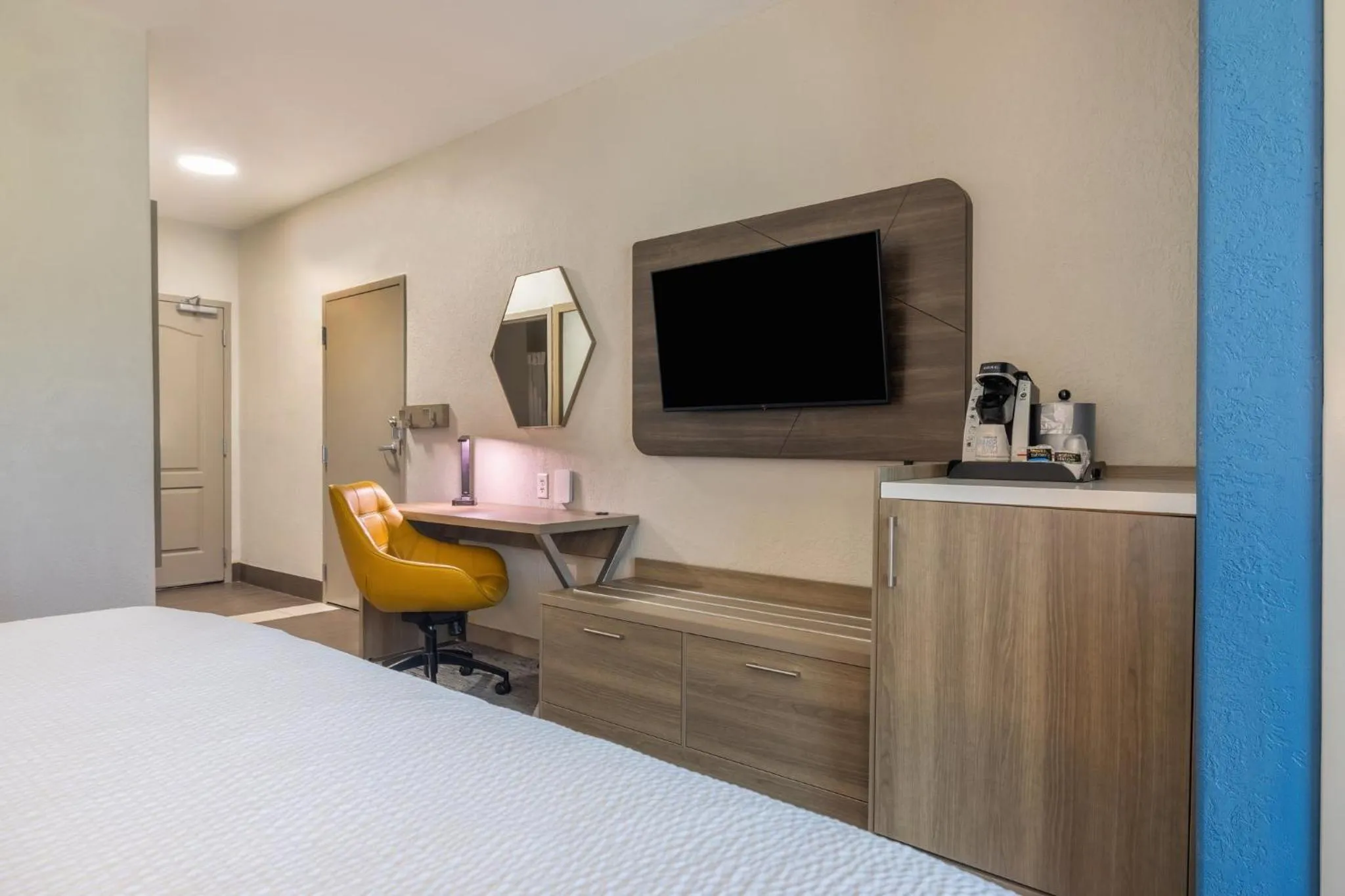 Photo of the whole room, Bed in Holiday Inn Express & Suites Kansas City Airport by IHG