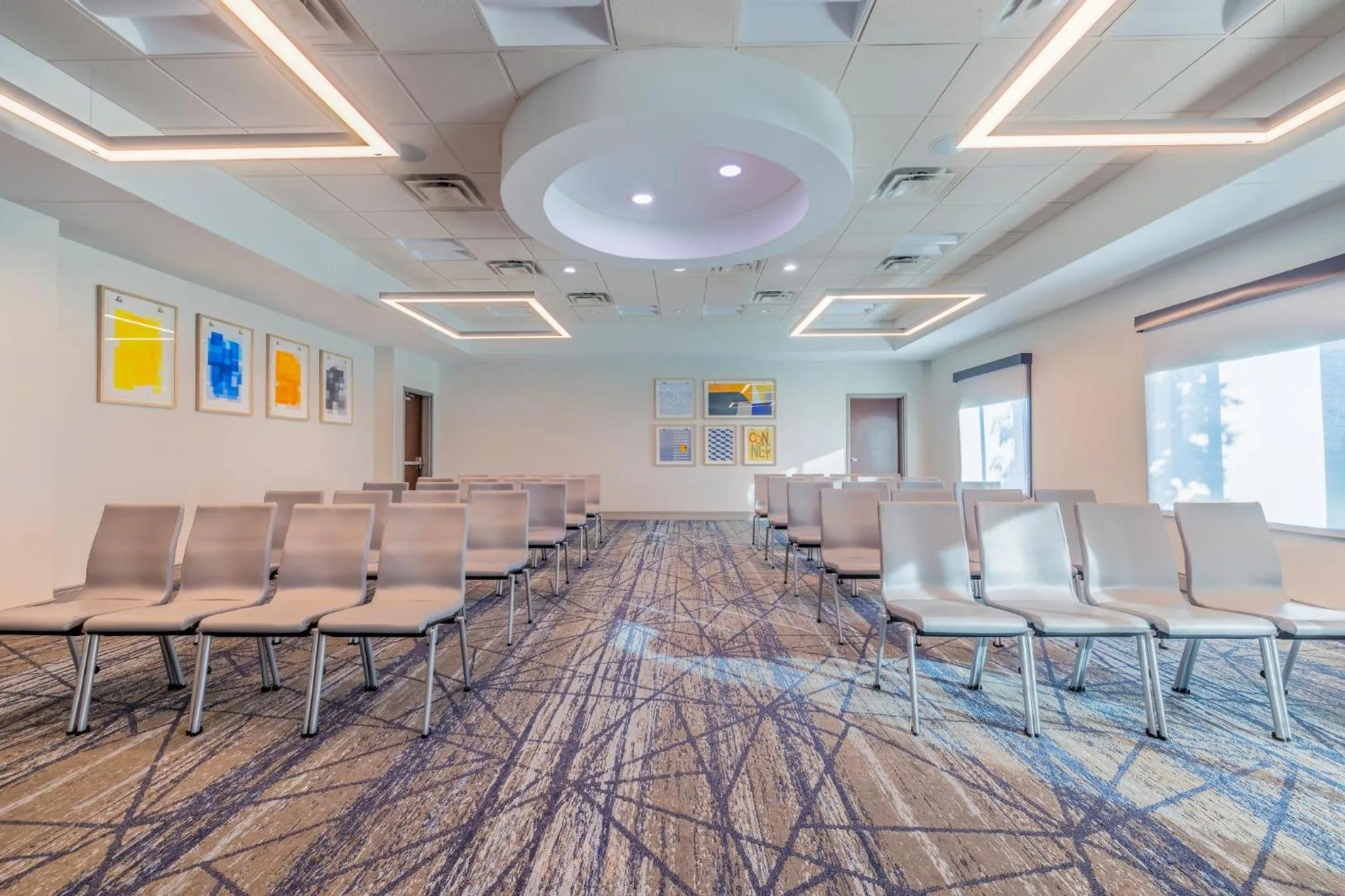 Meeting/conference room in Holiday Inn Express & Suites Kansas City Airport by IHG