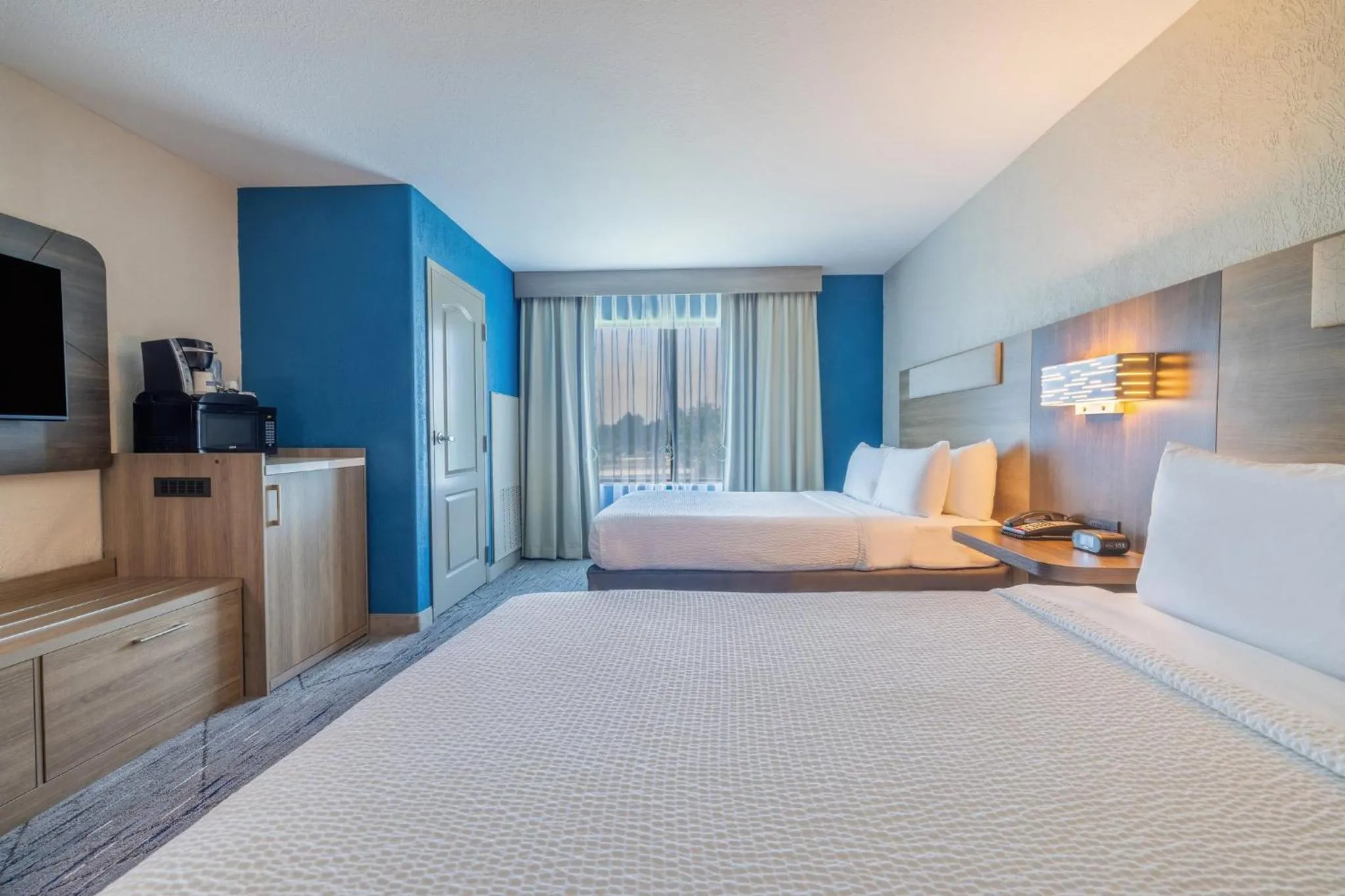 Photo of the whole room, Bed in Holiday Inn Express & Suites Kansas City Airport by IHG
