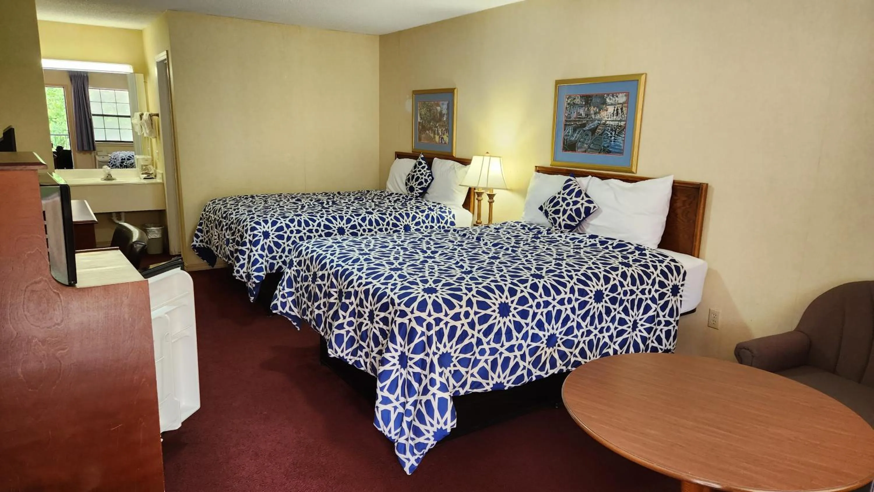 Bed in Swiss Village Inn