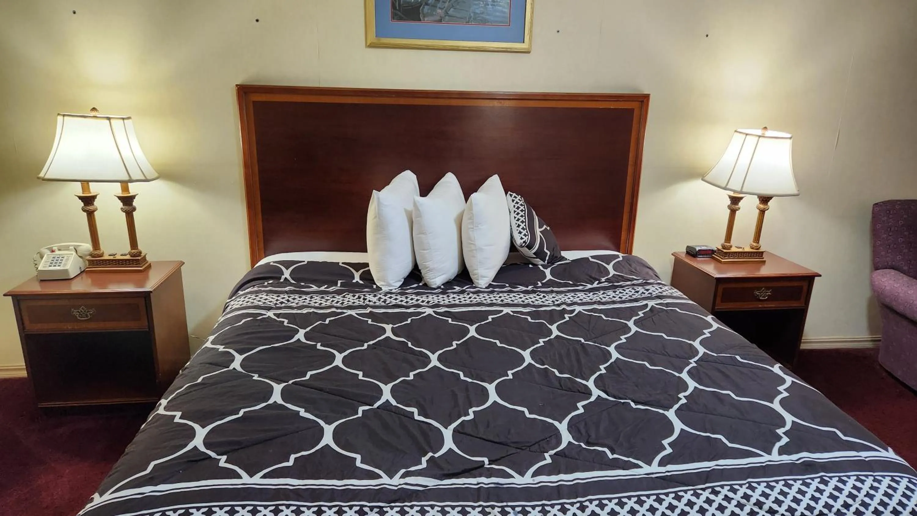 Bed in Swiss Village Inn