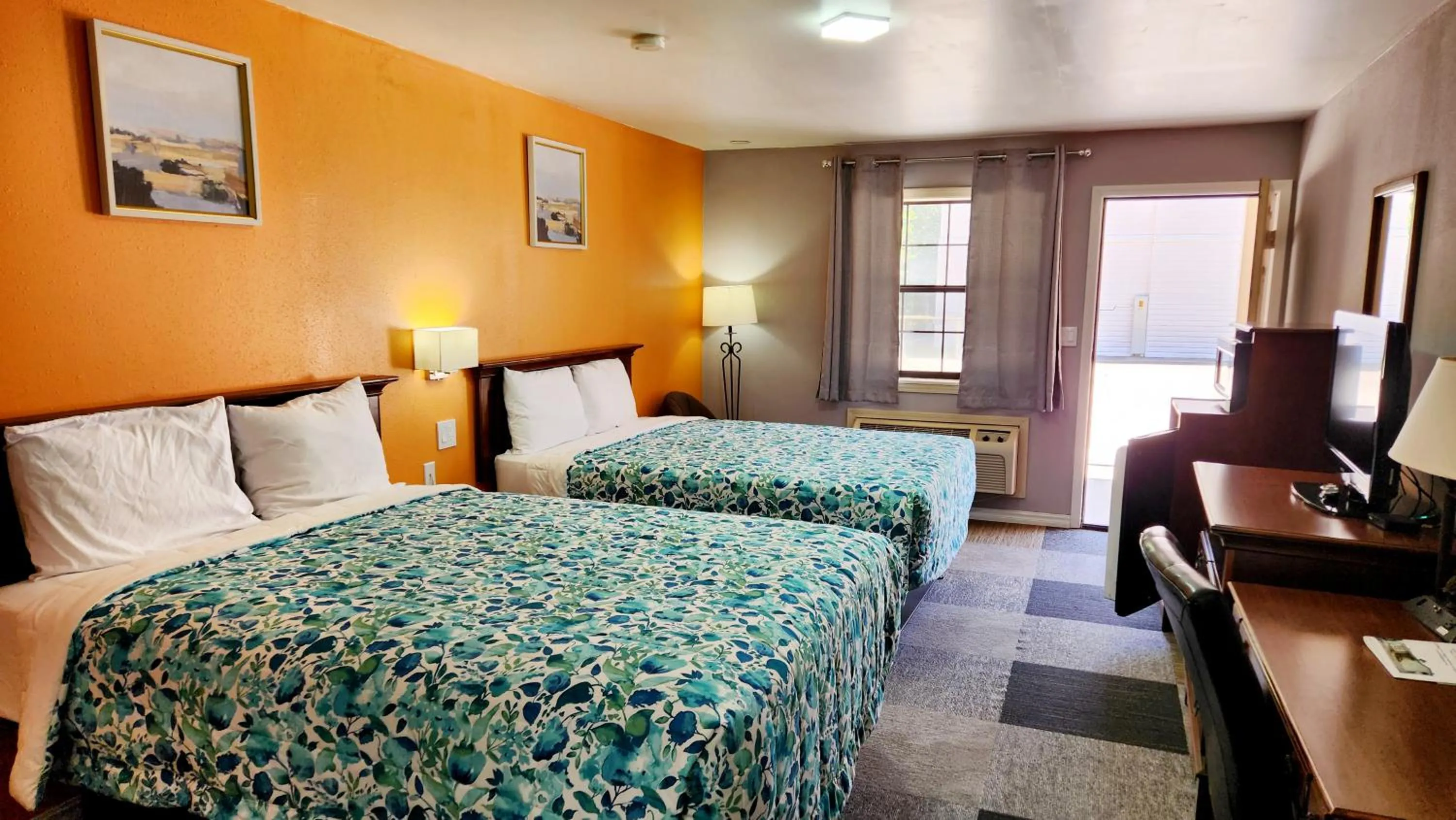 Bed in Swiss Village Inn