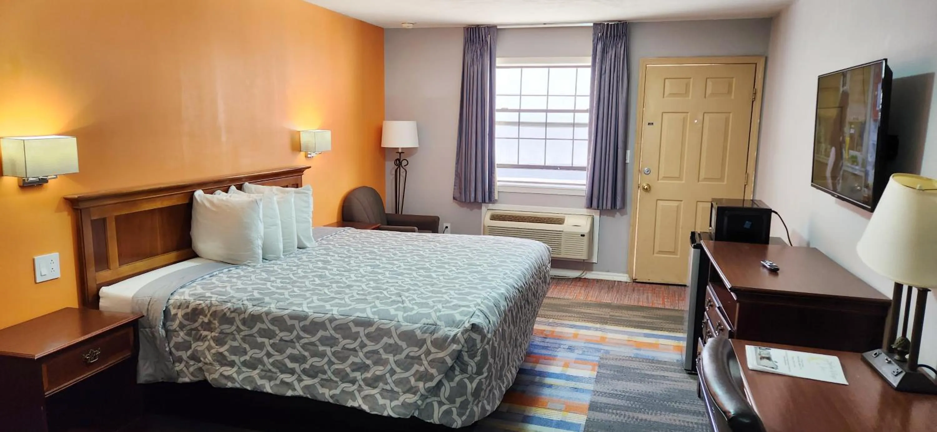 Photo of the whole room, Bed in Swiss Village Inn