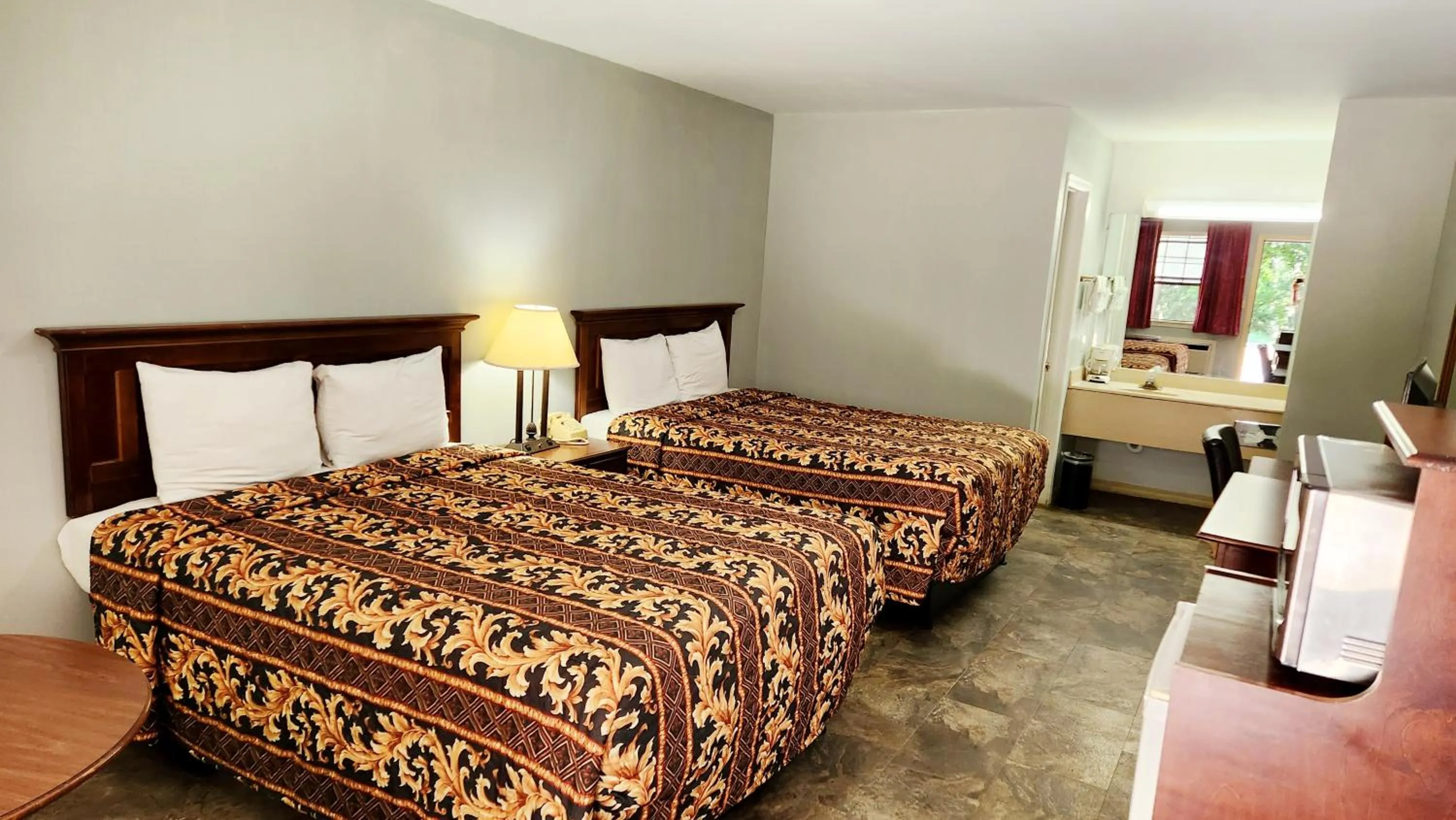 Bed in Swiss Village Inn