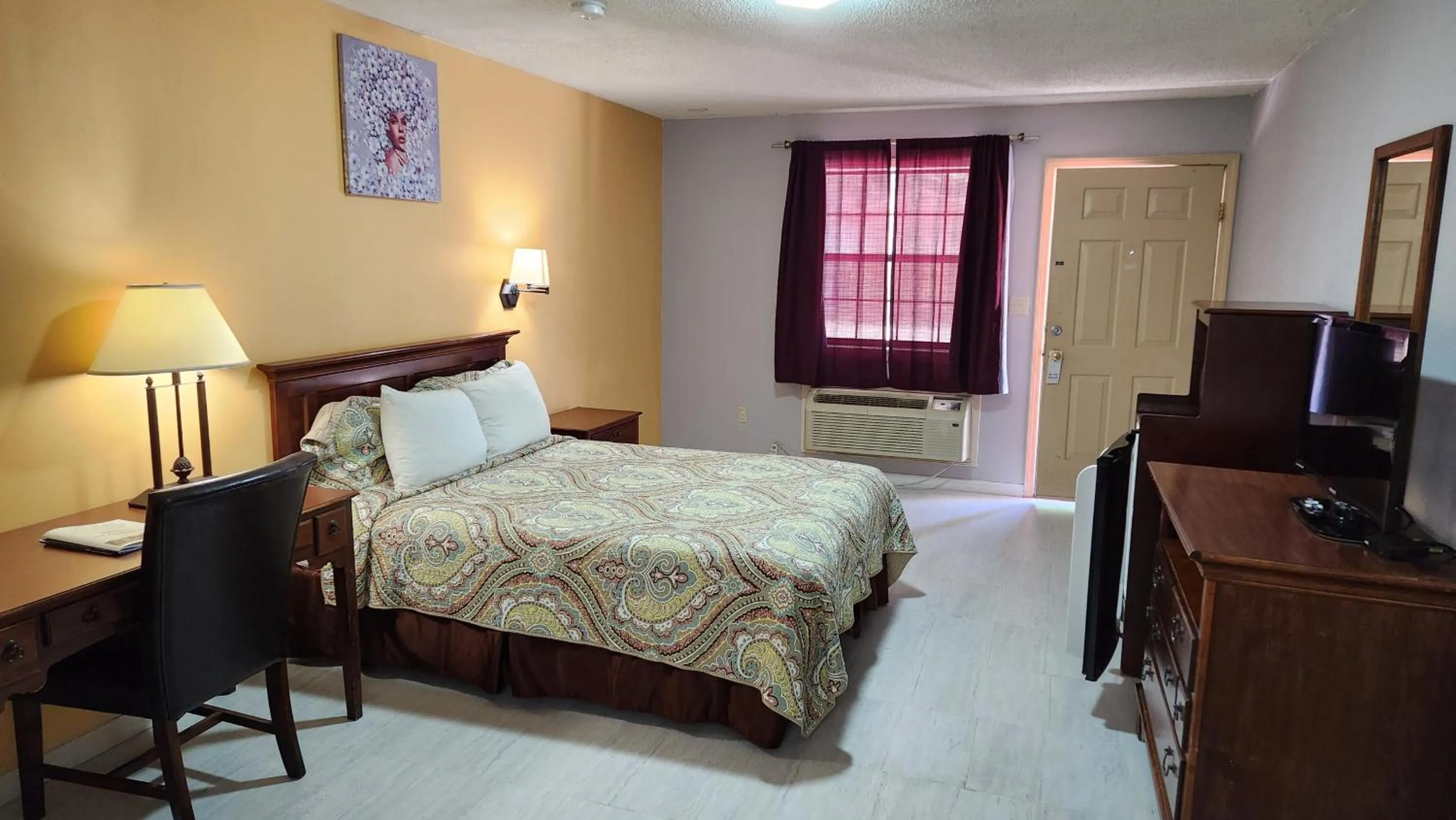 Bed in Swiss Village Inn