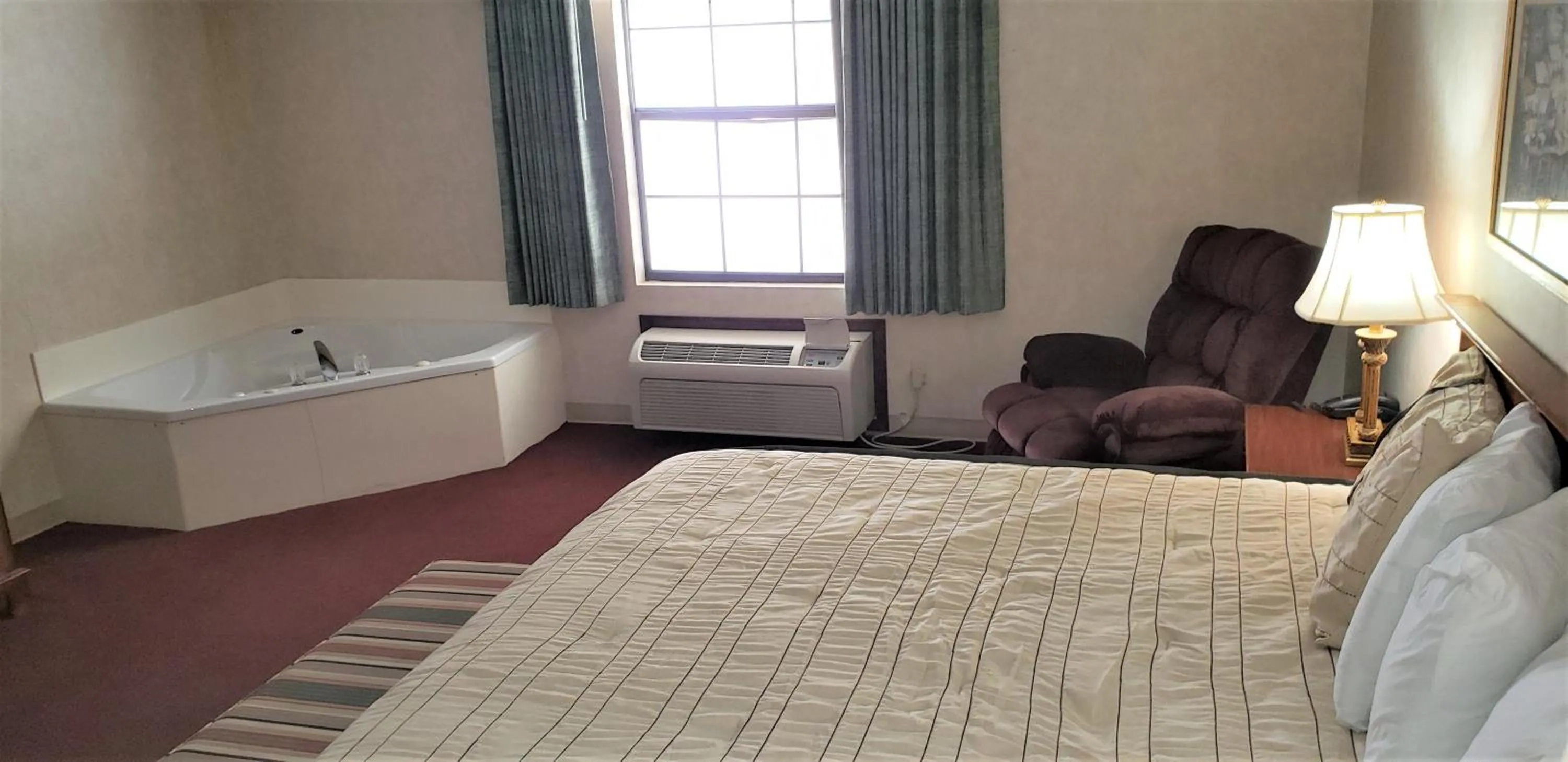 Bed in Swiss Village Inn