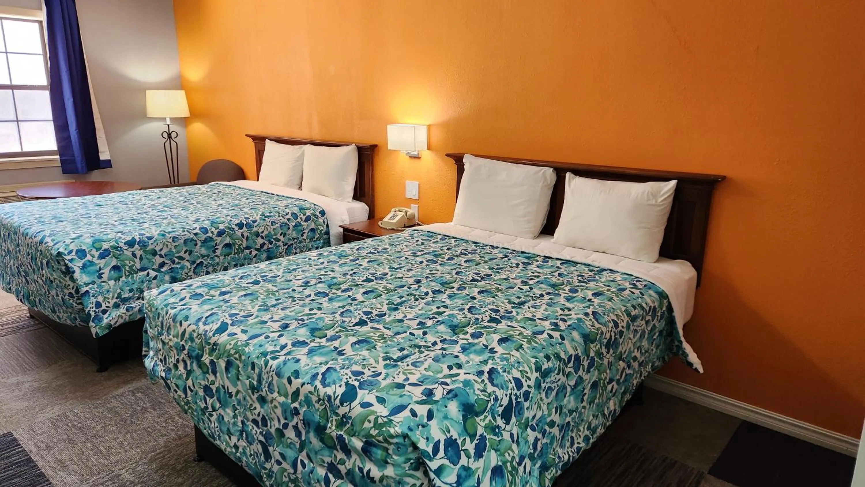 Bed in Swiss Village Inn