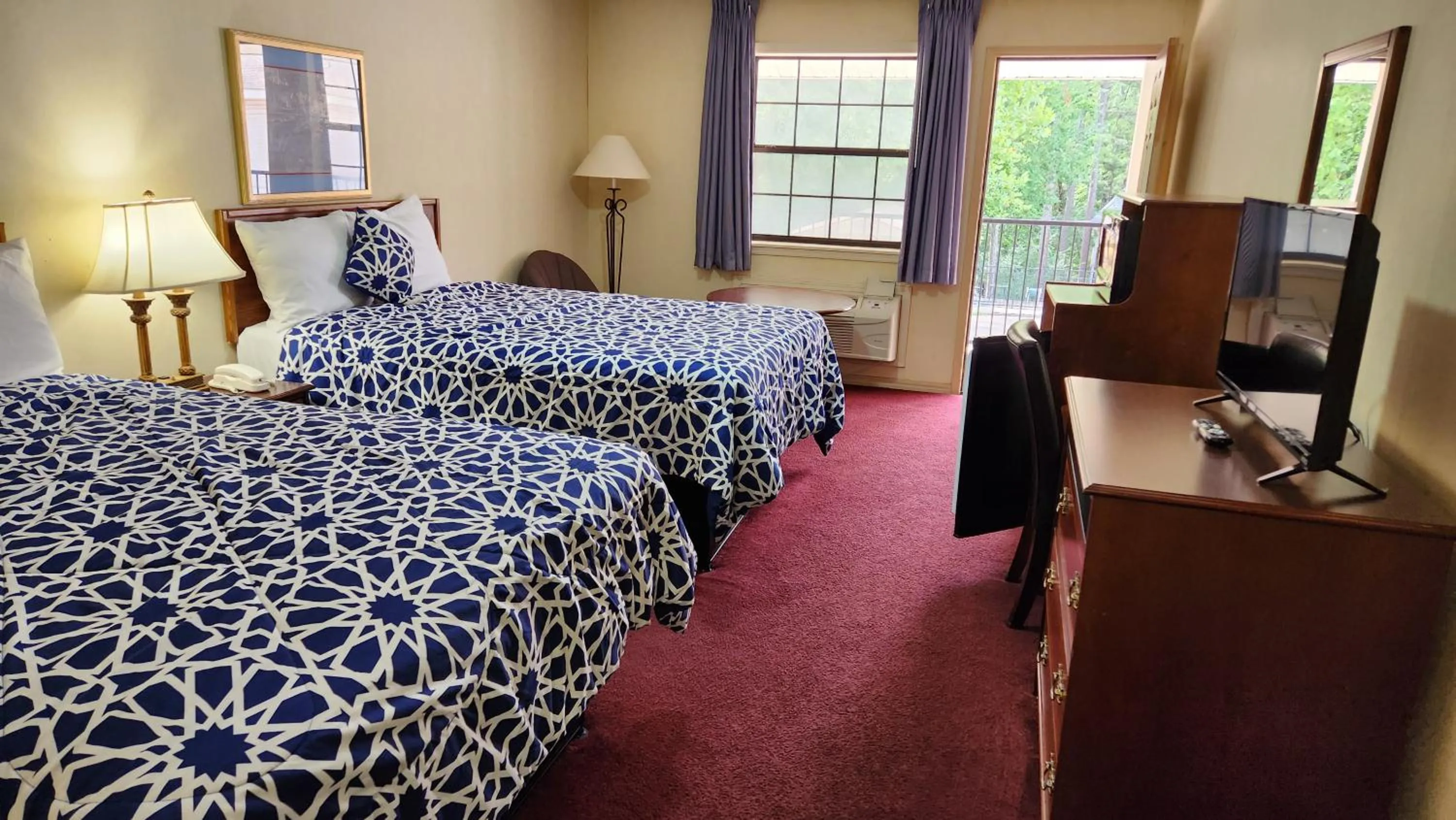 Bed in Swiss Village Inn