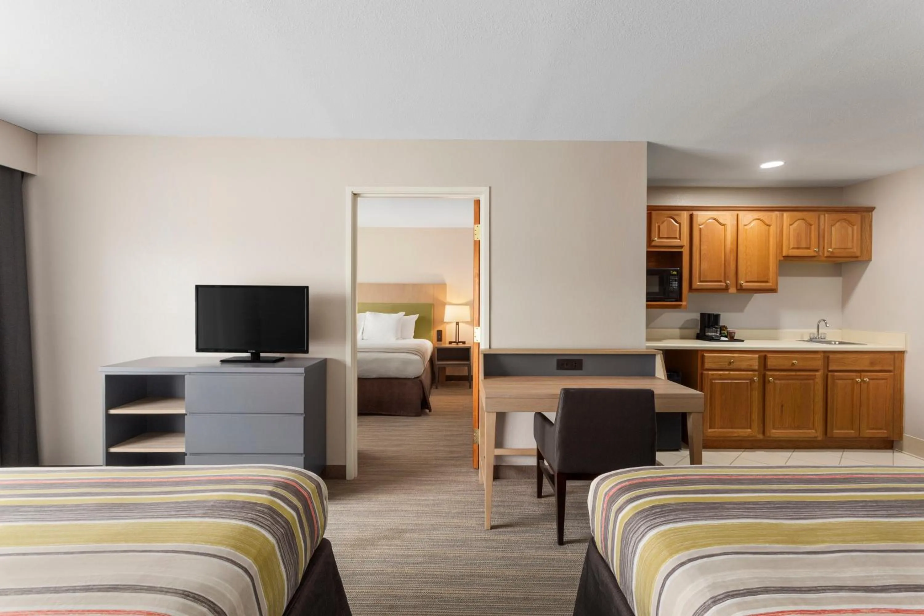TV and multimedia, Bed in Country Inn & Suites by Radisson, Jackson-Airport, MS