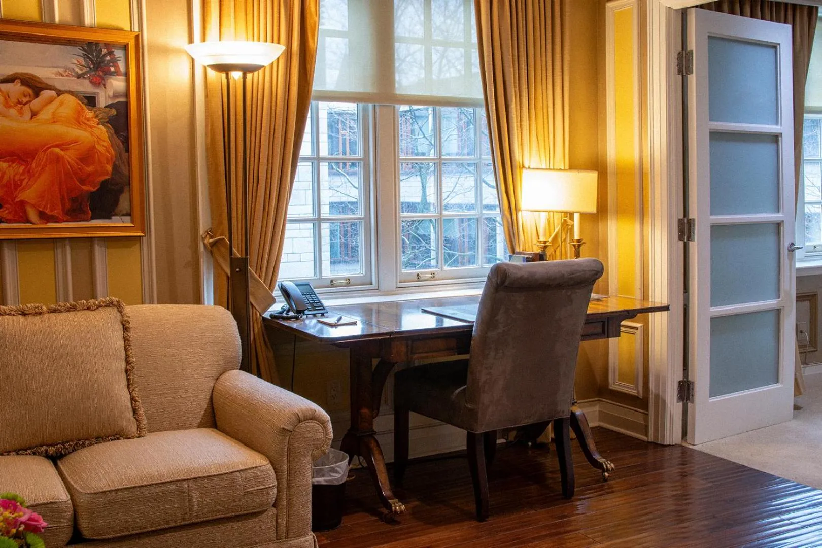 Living room in Windsor Arms Hotel