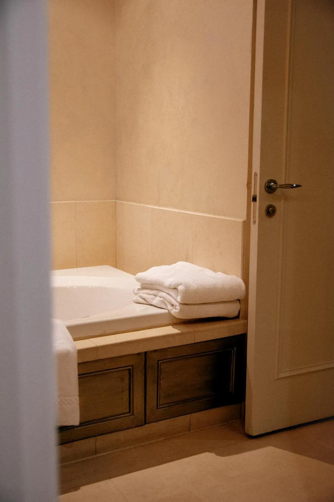 Bathroom, Bed in Windsor Arms Hotel