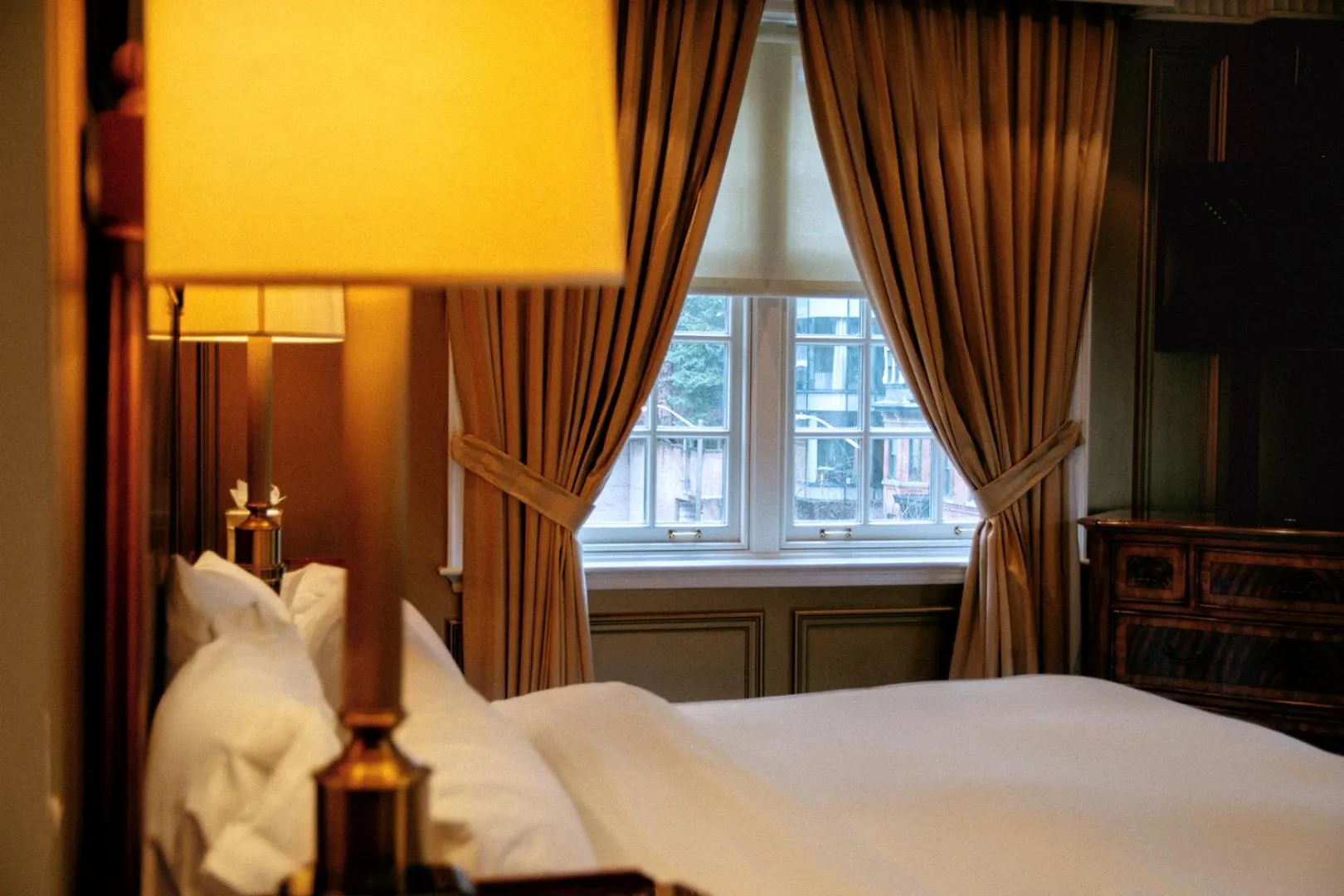 Bedroom, Bed in Windsor Arms Hotel