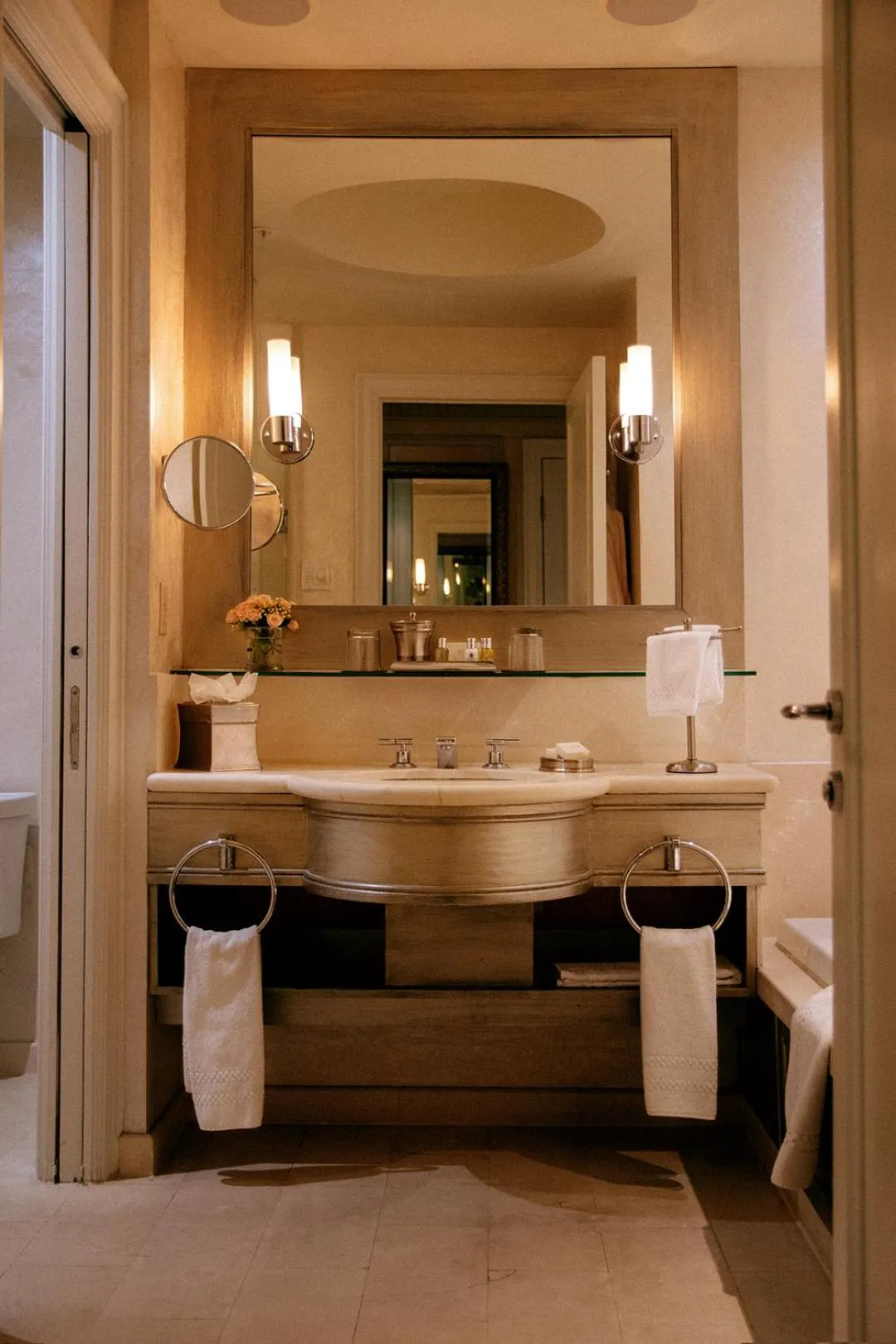 Bathroom in Windsor Arms Hotel