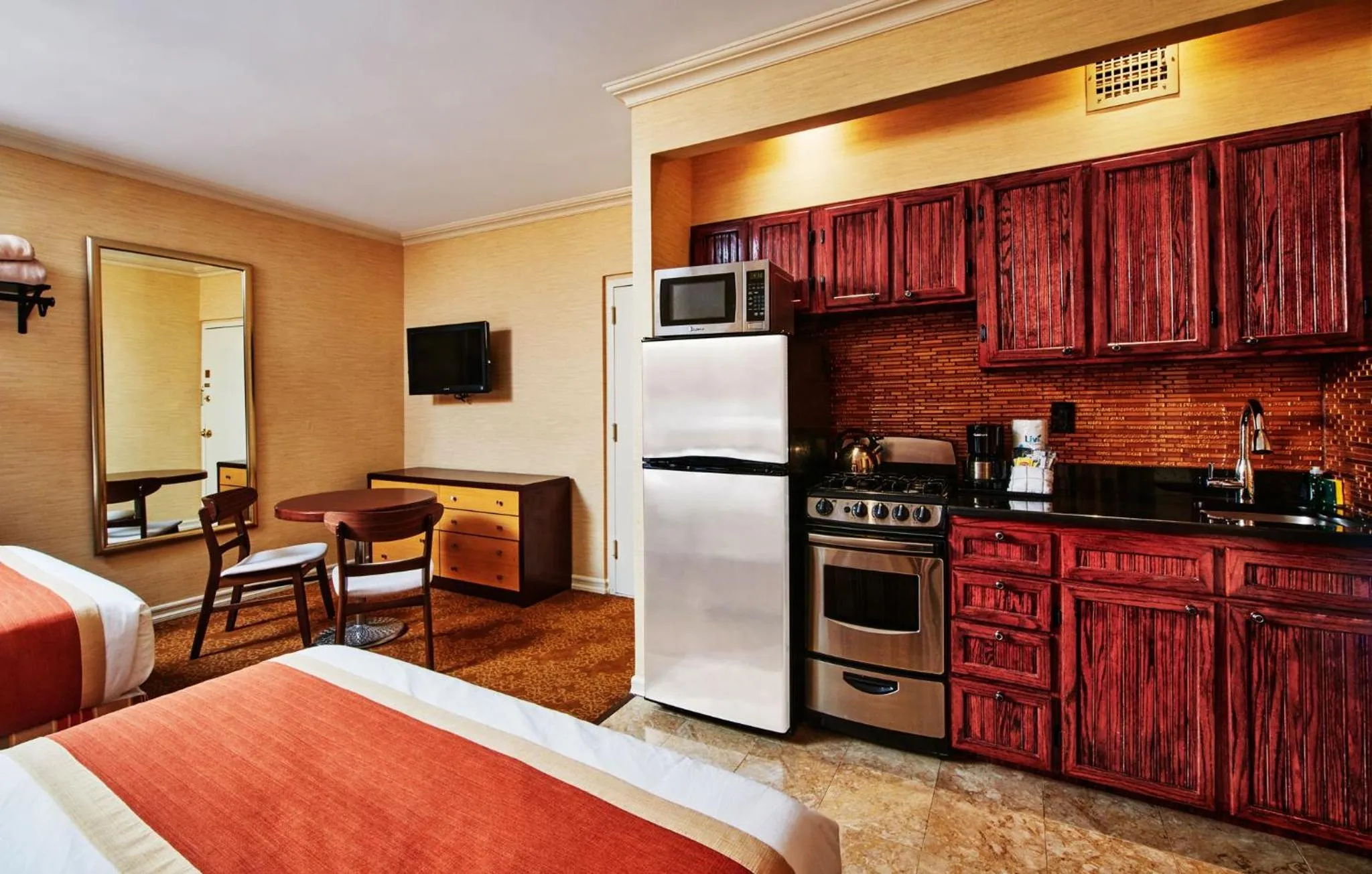 Kitchen or kitchenette, Bed in Radio City Apartments
