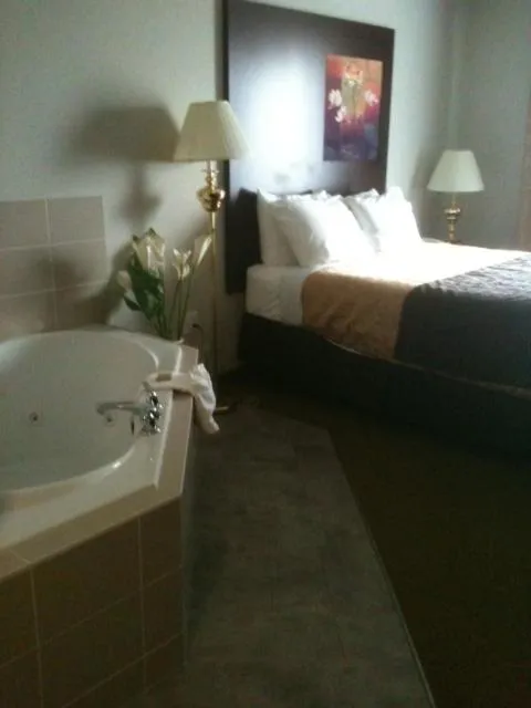 Hot Tub, Bed in Super 8 by Wyndham Innisfail