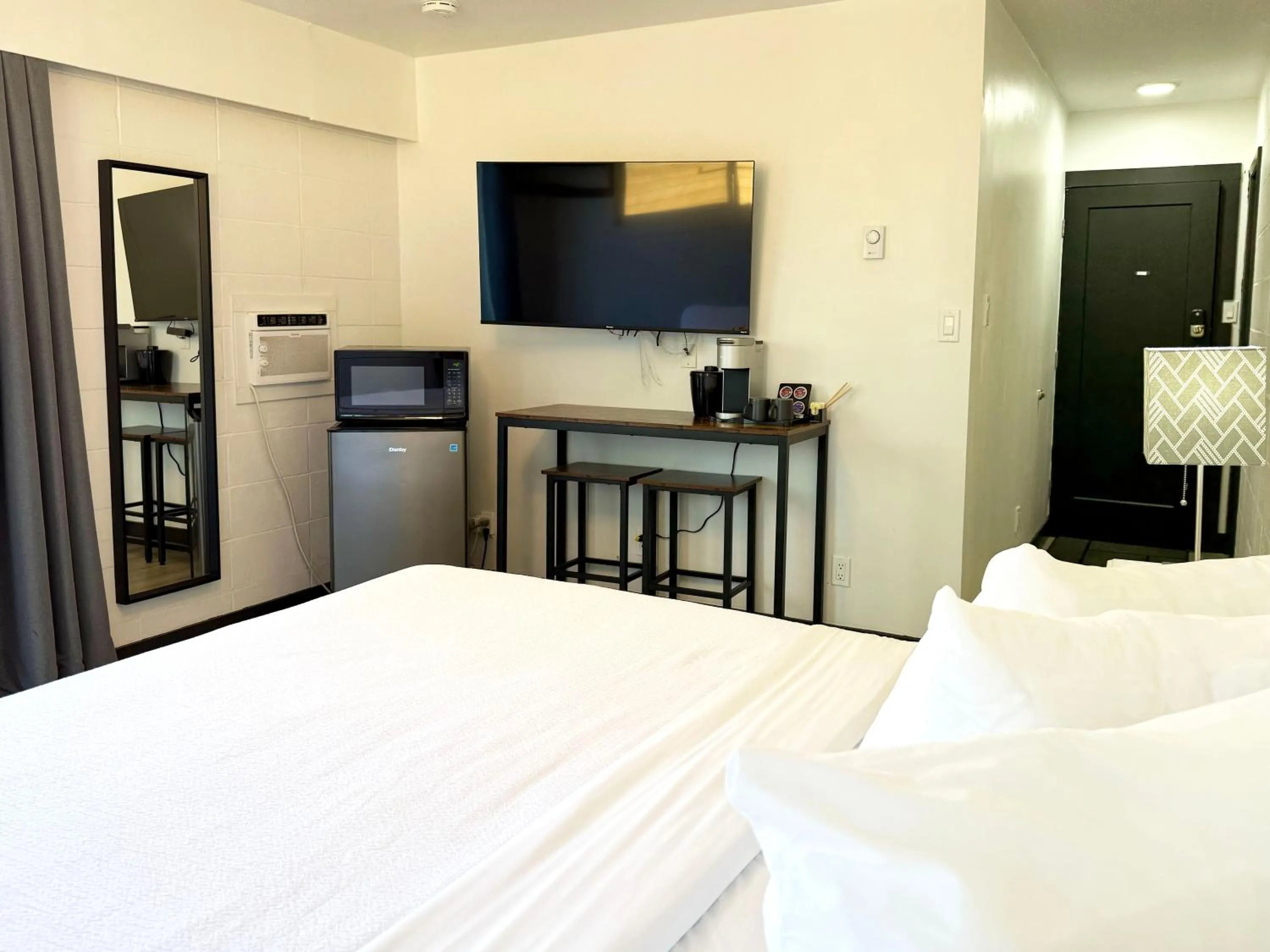 Bedroom, Bed in The Spot