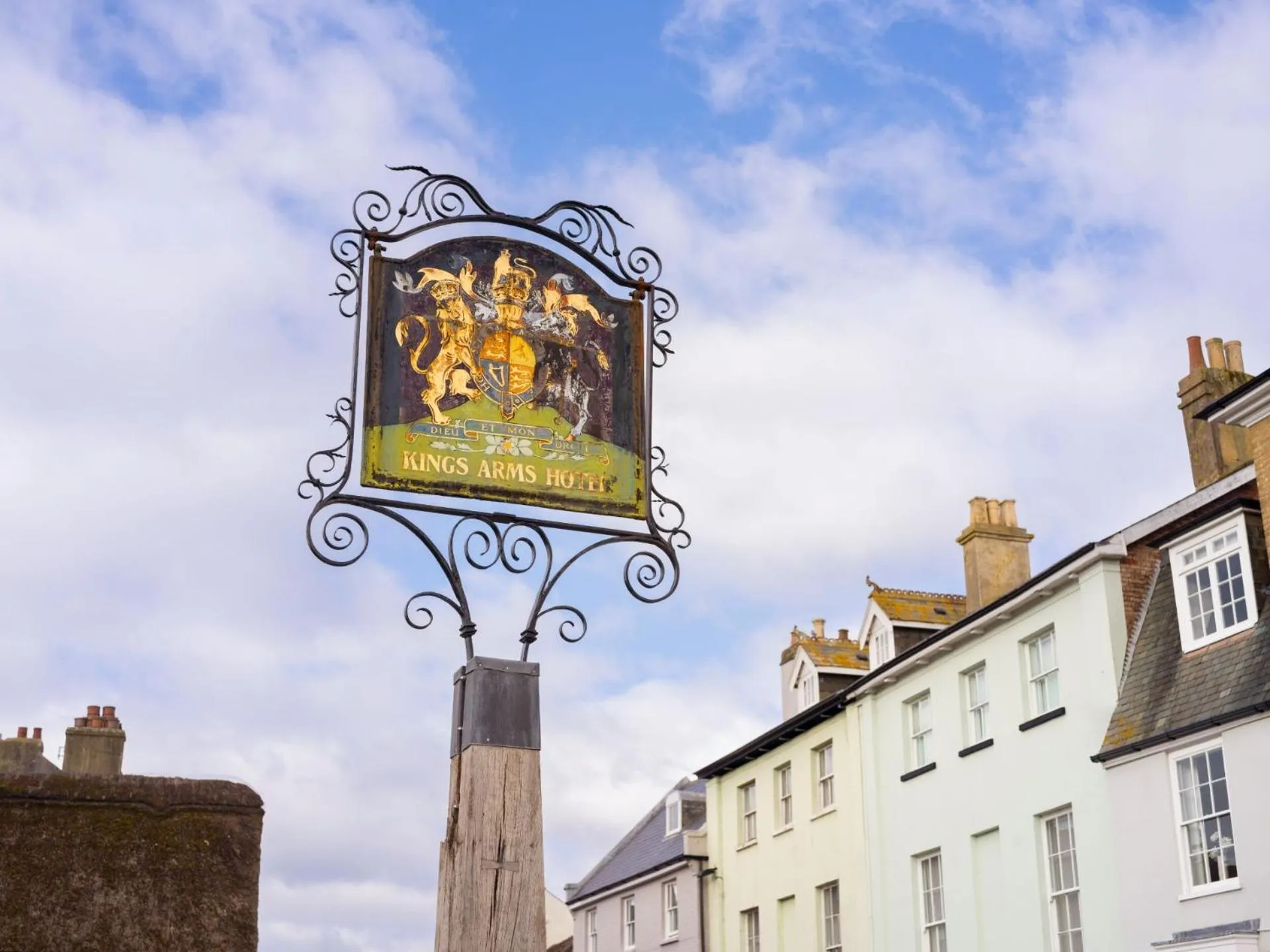 Logo/Certificate/Sign in The Kings Arms