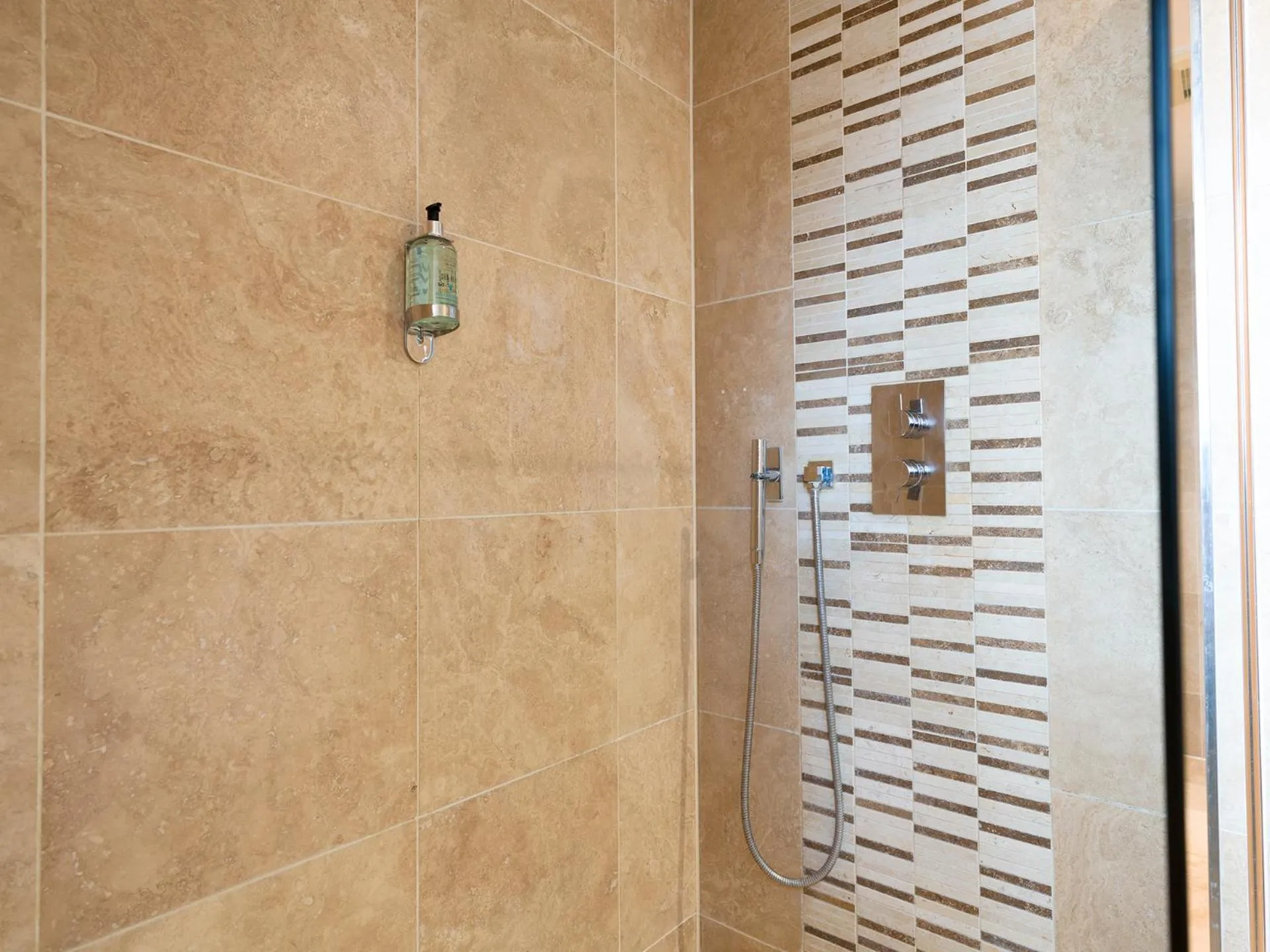 Shower in The Kings Arms