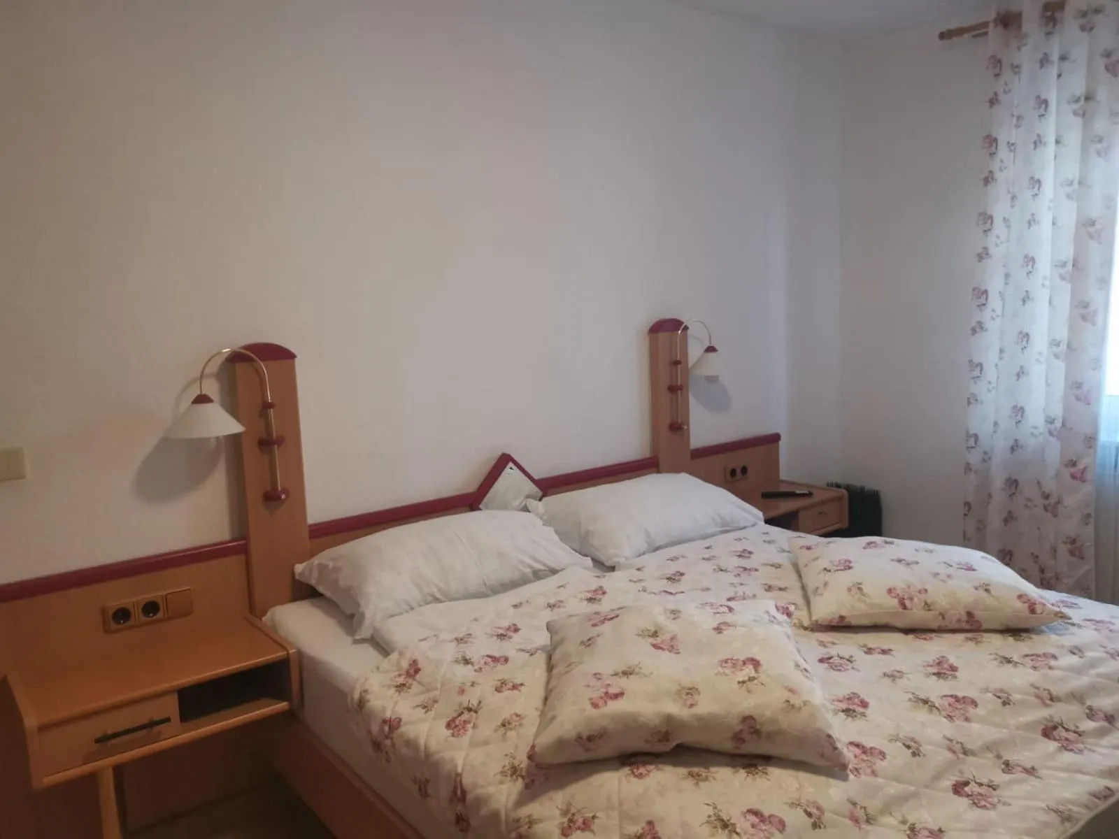 Bedroom, Bed in Wild West Hotel