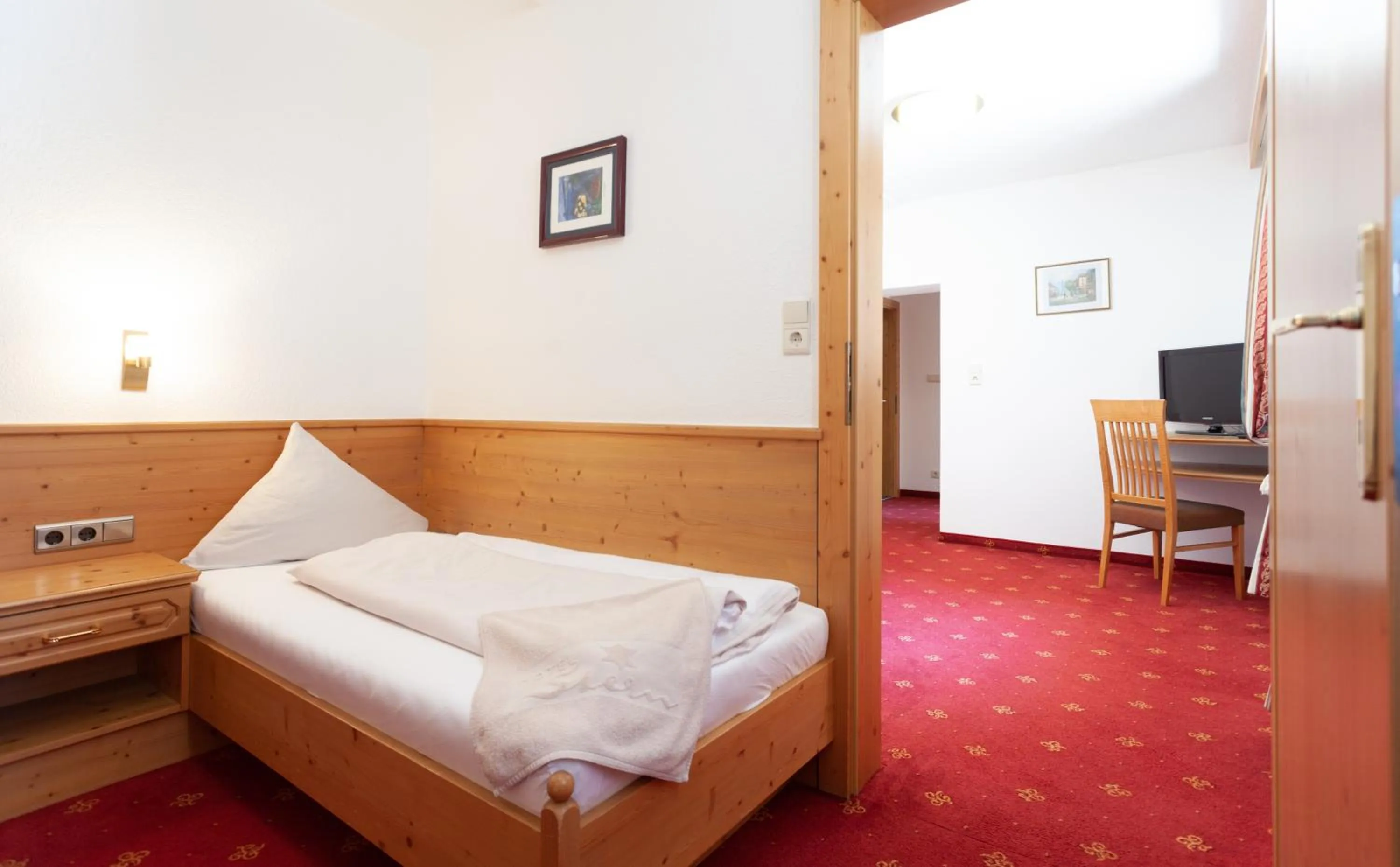 Photo of the whole room, Bed in Hotel Stern