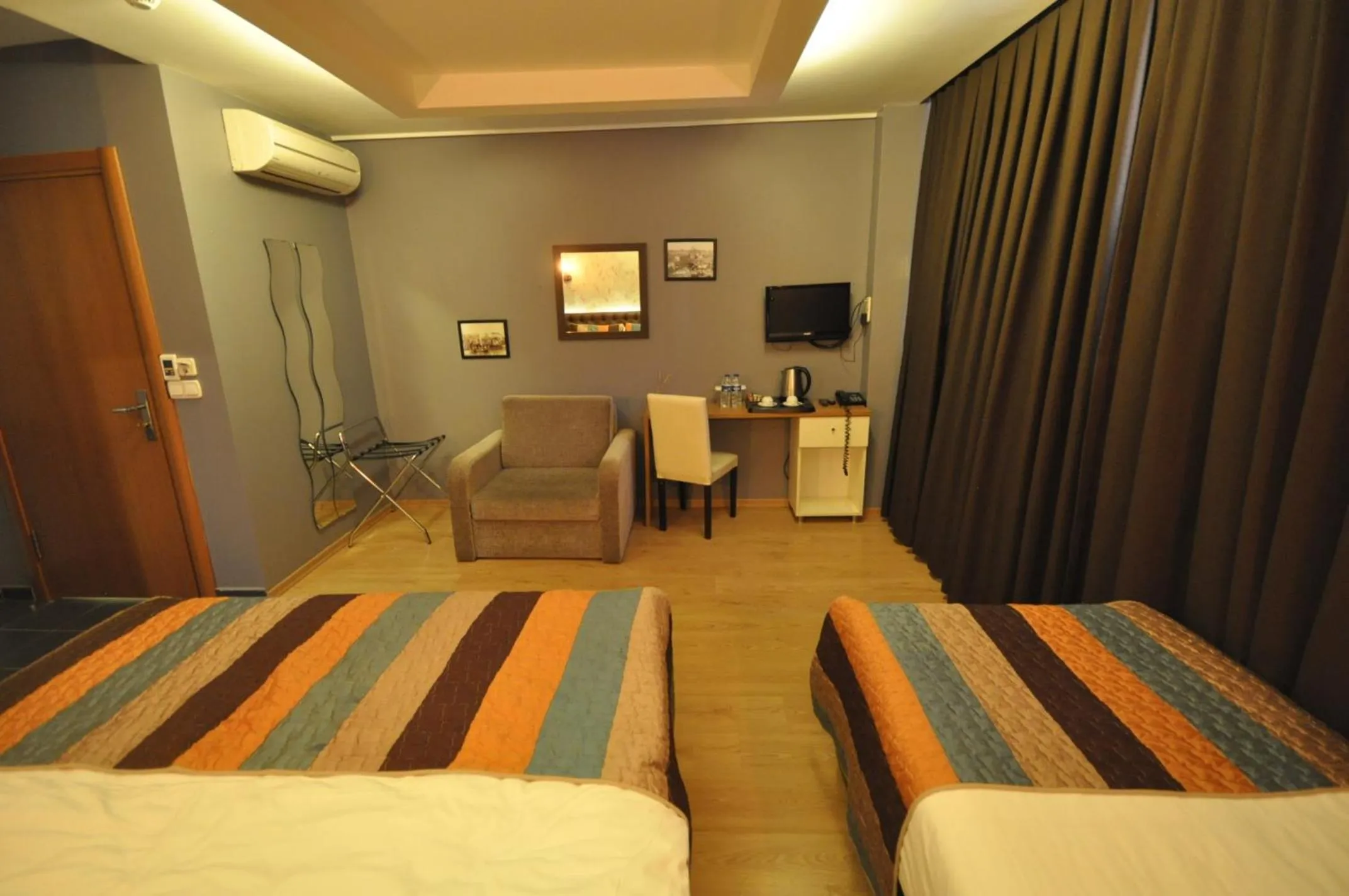 Photo of the whole room, Bed in Retropera