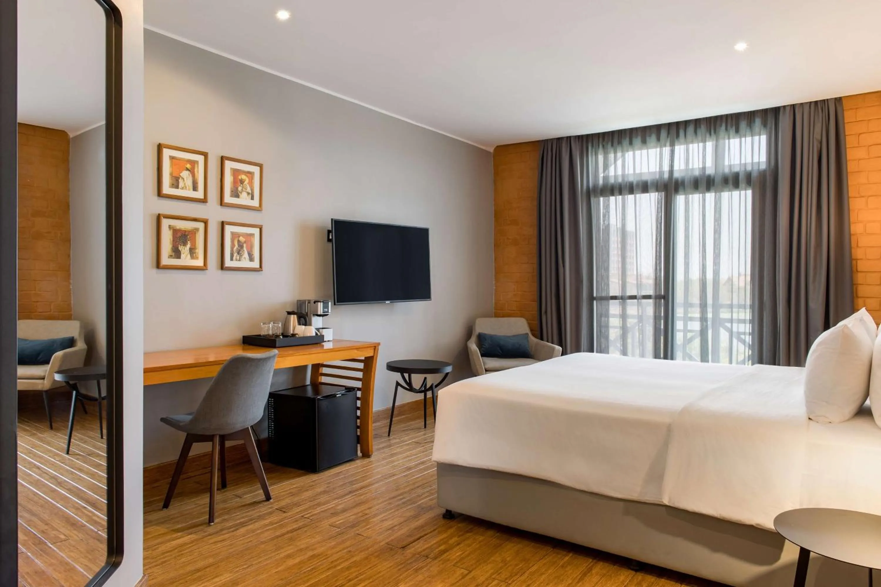 Photo of the whole room, Bed in Radisson Hotel Tamboho Waterfront Antananarivo