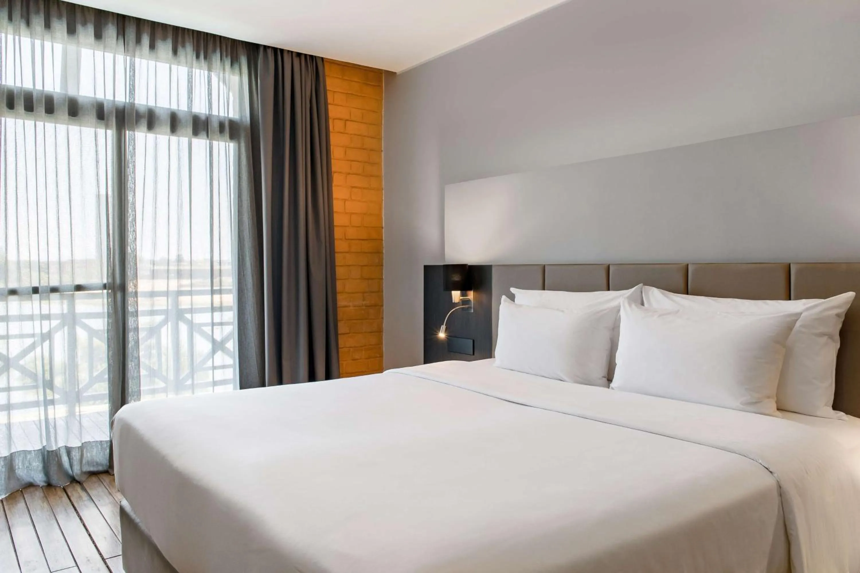 Bedroom, Bed in Radisson Hotel Tamboho Waterfront Antananarivo