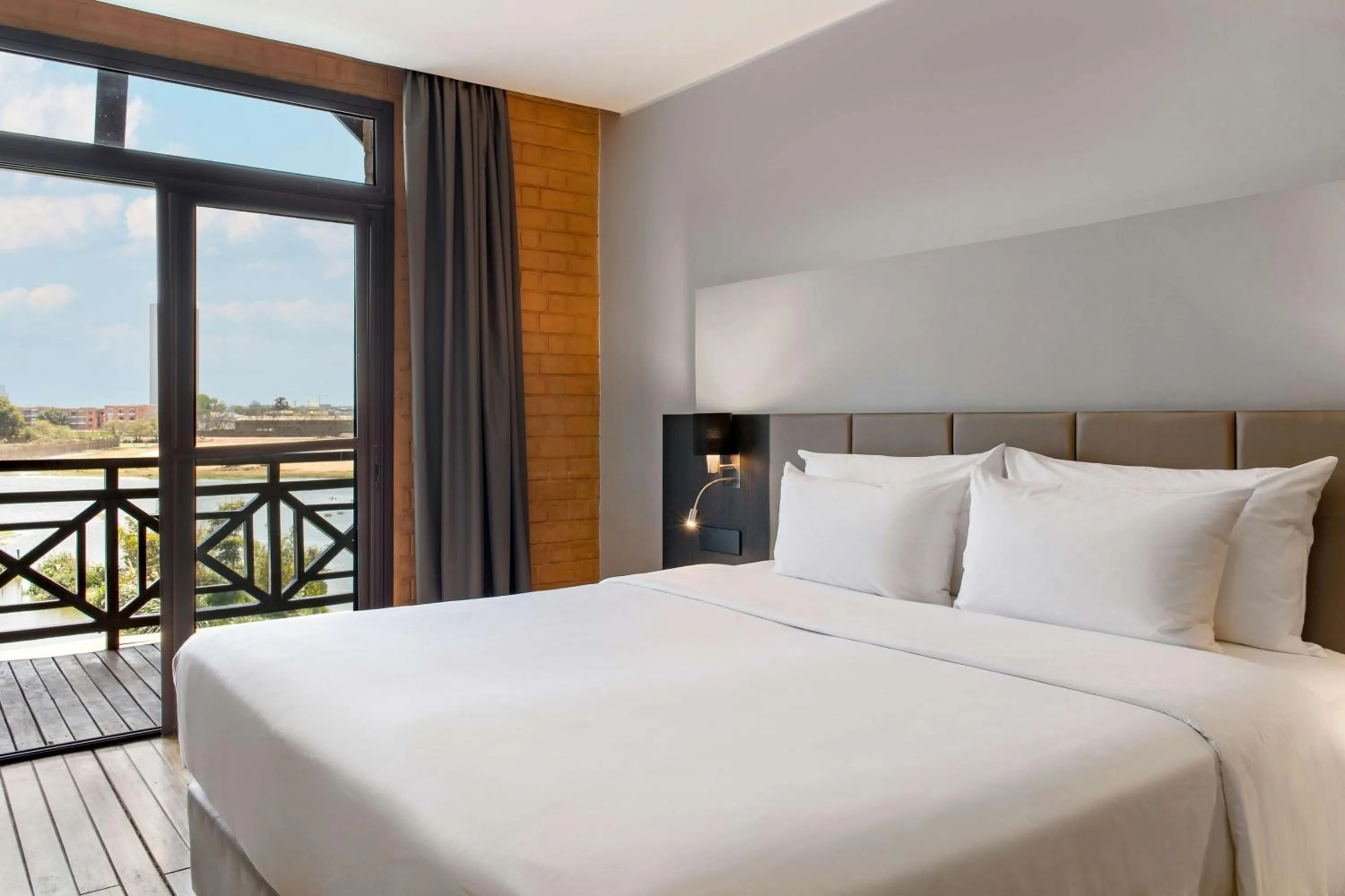 Photo of the whole room, Bed in Radisson Hotel Tamboho Waterfront Antananarivo