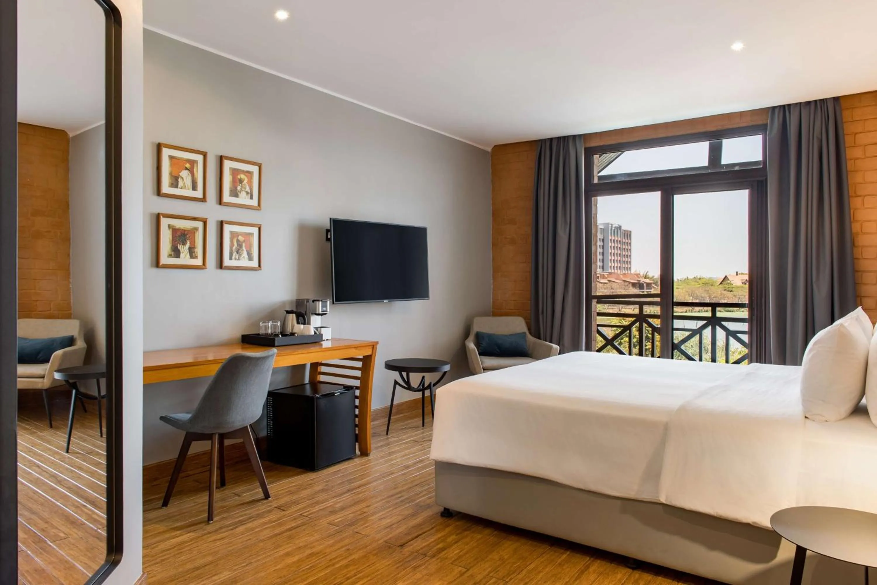 Photo of the whole room, Bed in Radisson Hotel Tamboho Waterfront Antananarivo